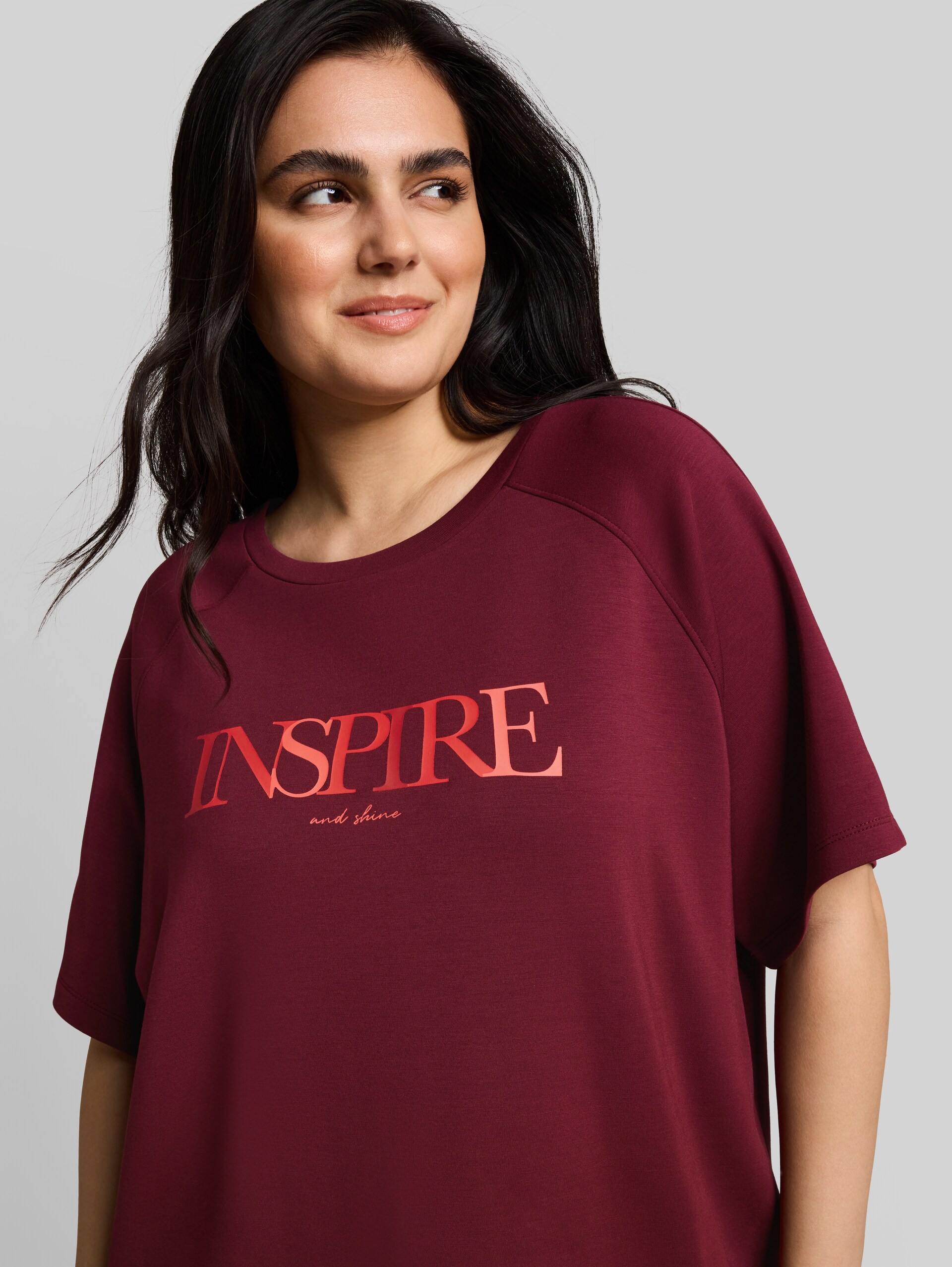 Plus Size - Scuba-T-shirt met opschrift - Preppy Plum - Detailaanzicht model
