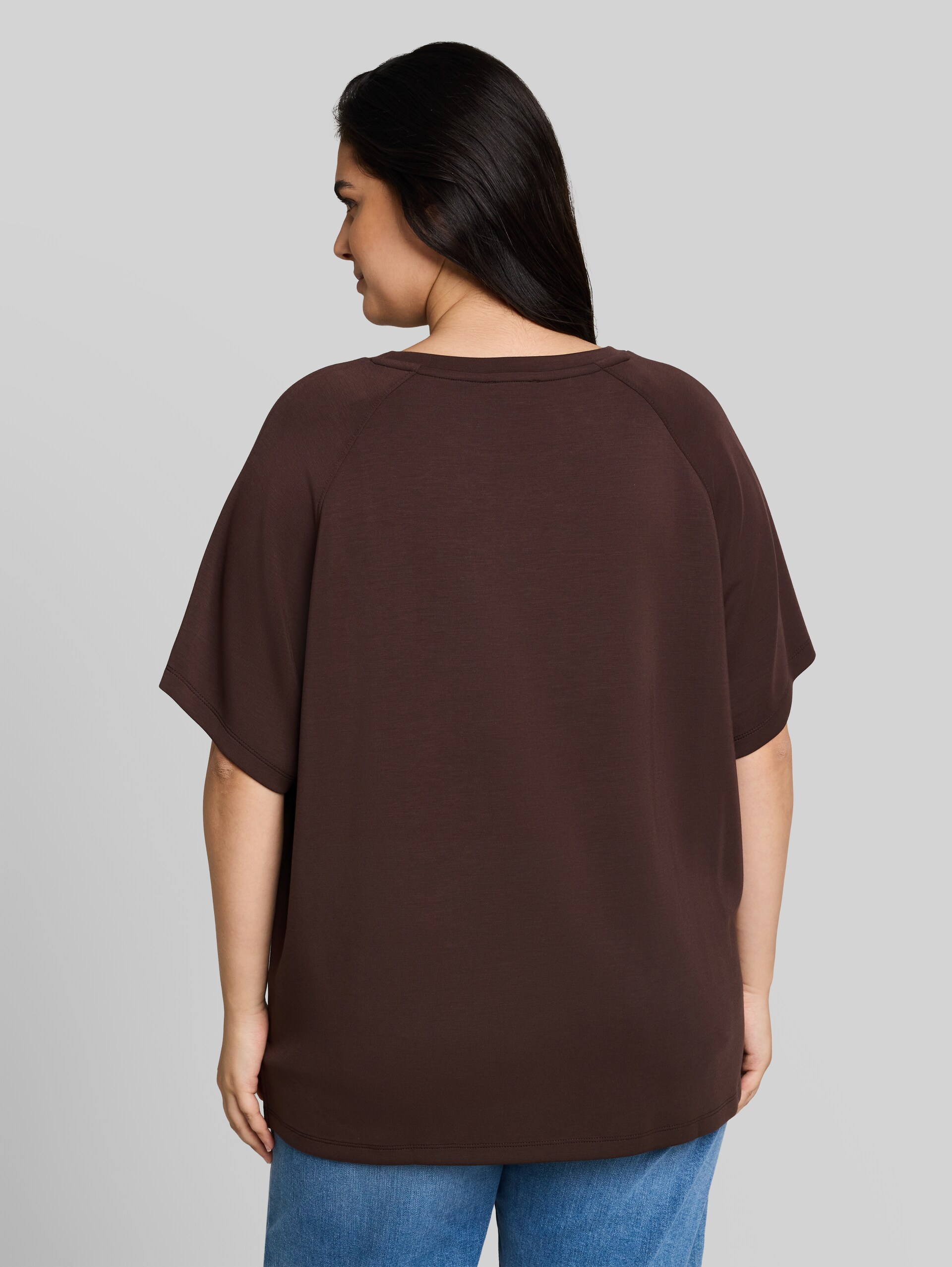 Plus Size - Scuba-T-shirt met opschrift - java dark brown - Neklijn model-achteraanzicht