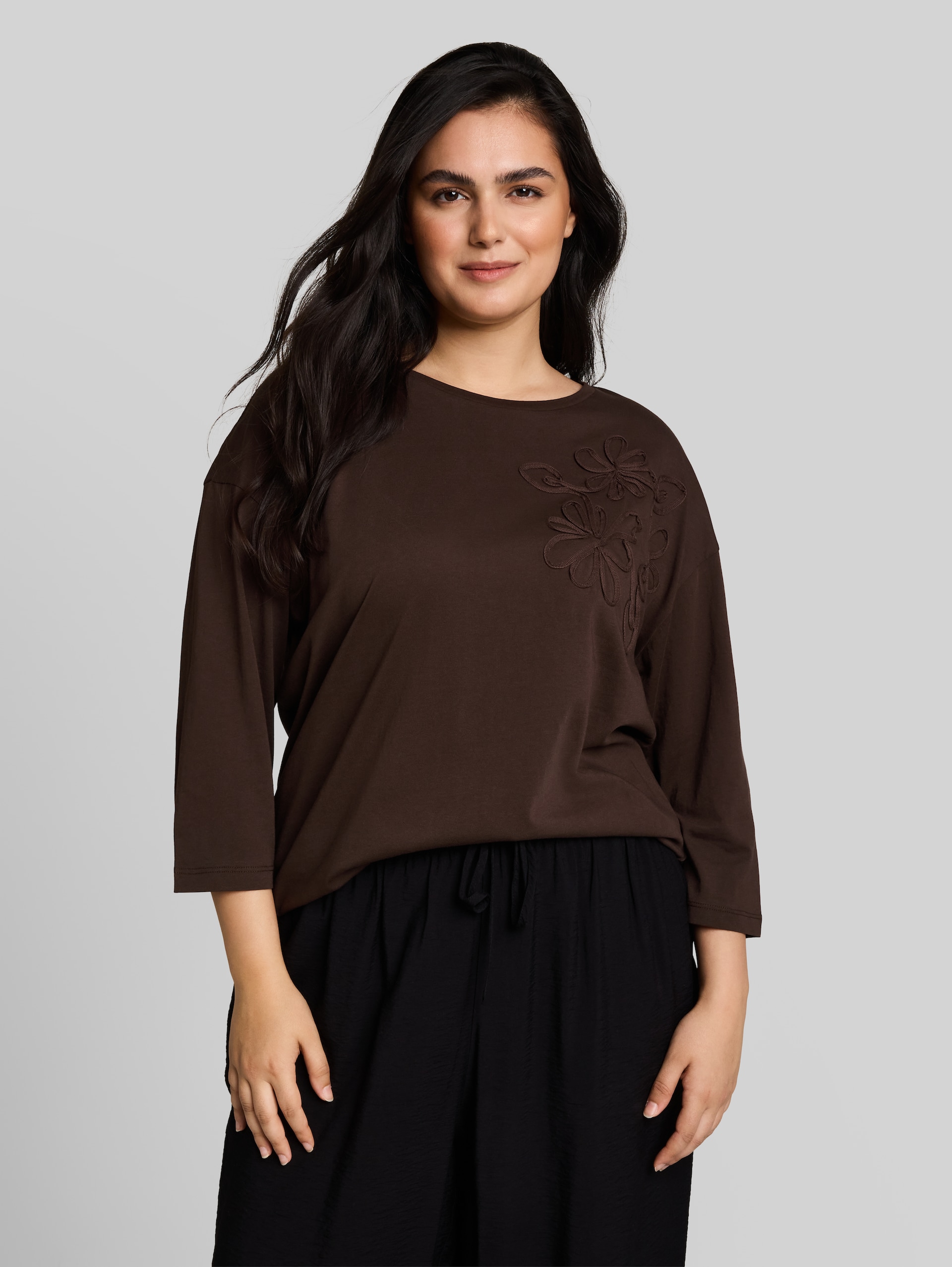 Plus Size - Loose Fit T-Shirt mit Blumen-Applikation - java dark brown - Ausschnitt Model-Vorderansicht