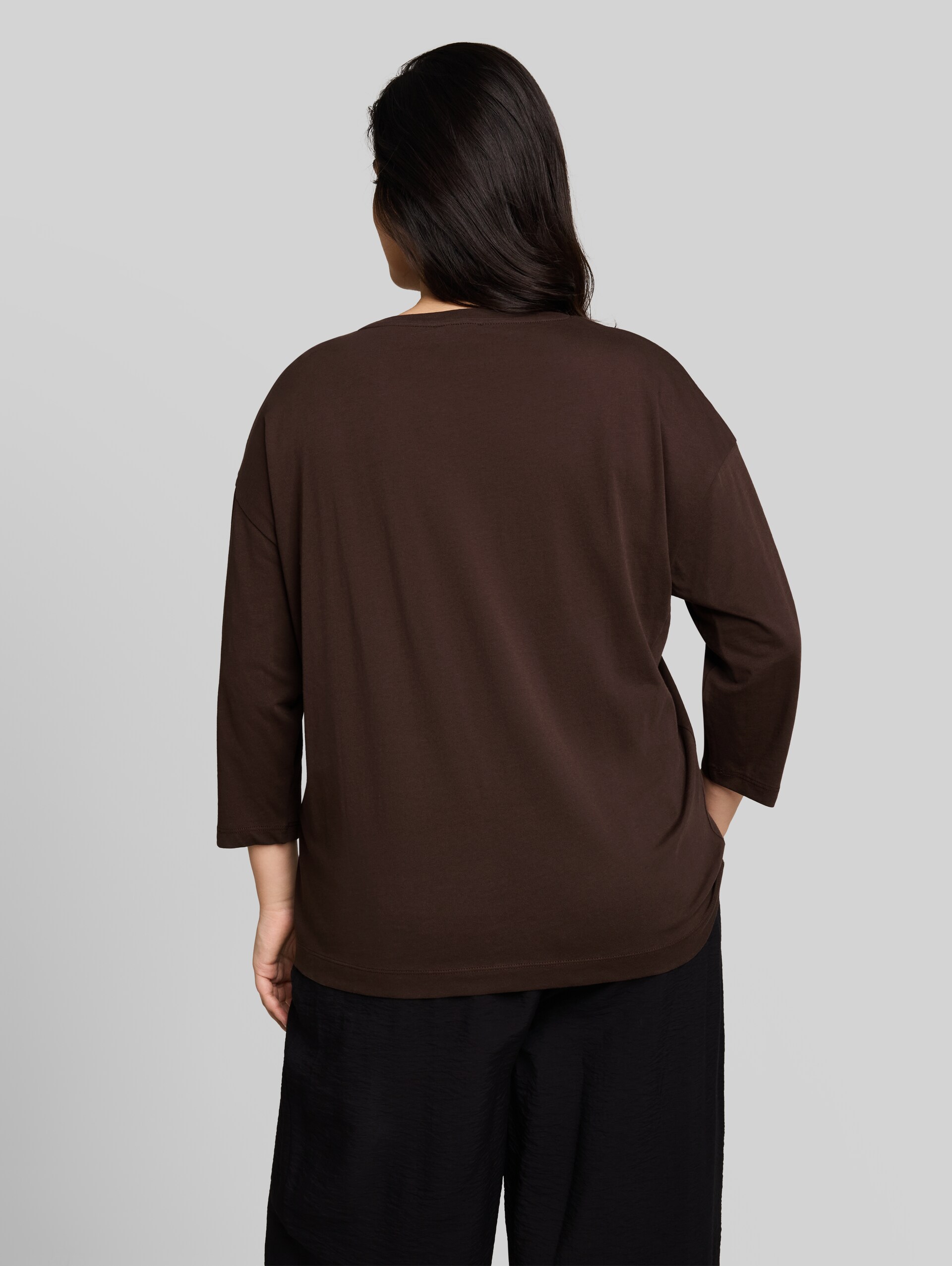 Plus Size - Loose Fit T-Shirt mit Blumen-Applikation - java dark brown - Auschnitt Model-Rückansicht
