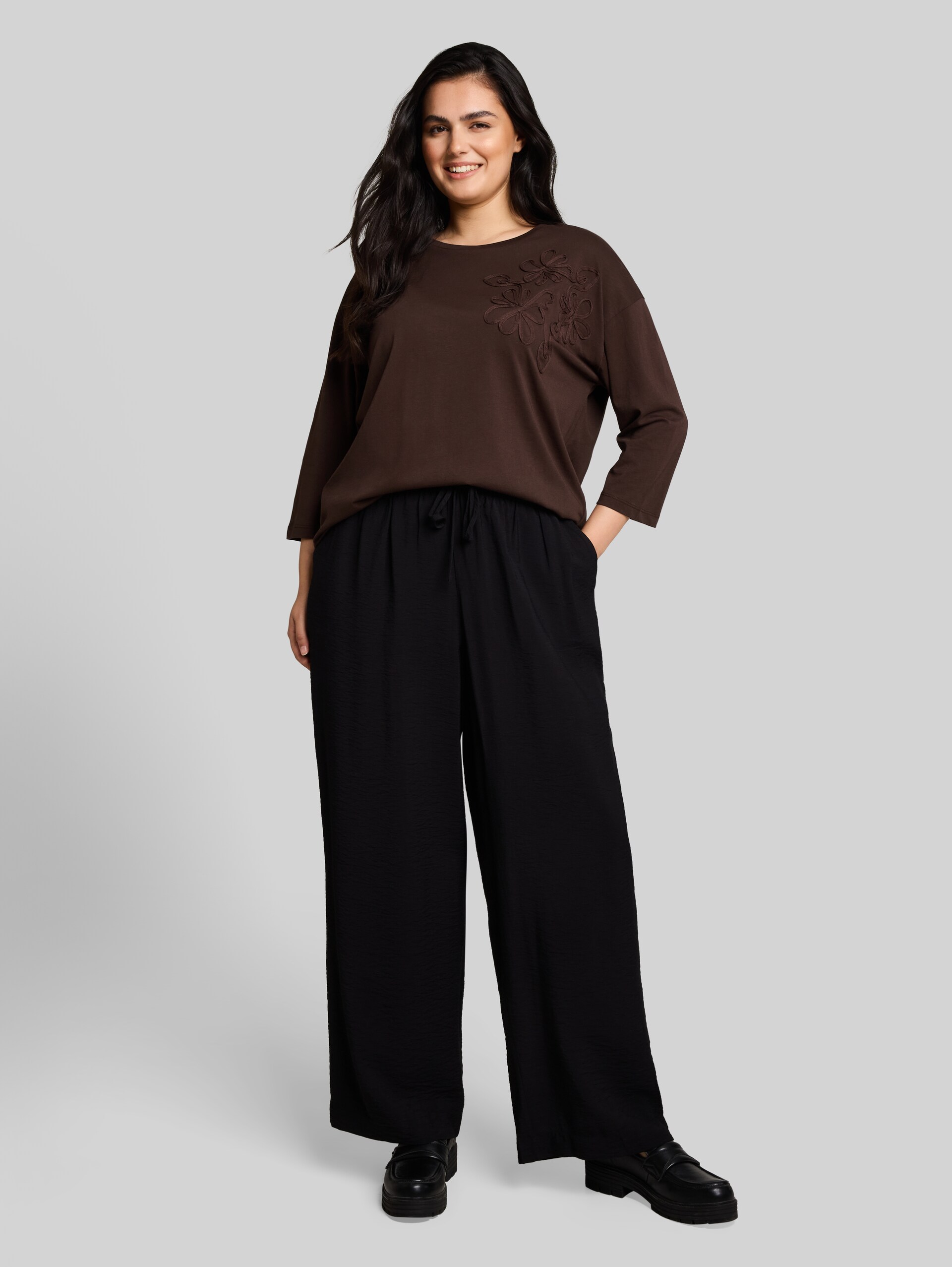 Plus Size - Loose Fit T-Shirt mit Blumen-Applikation - java dark brown - Model-Vorderansicht