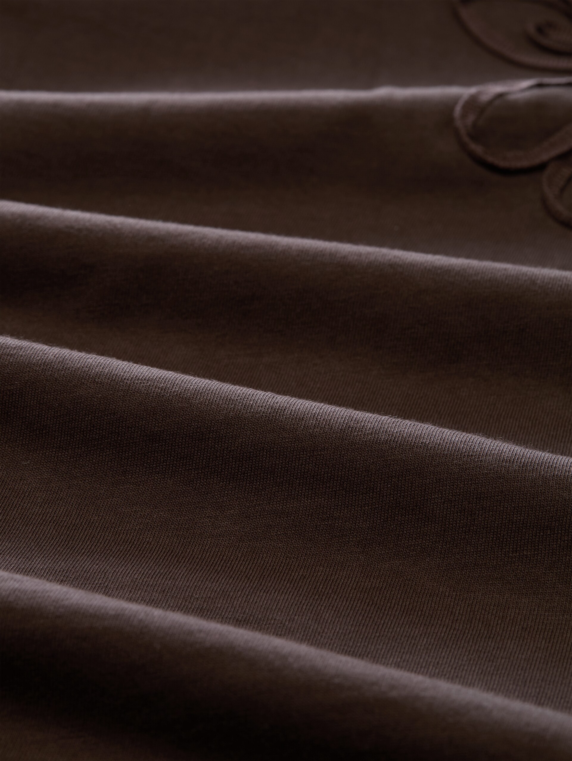 Plus Size - Loose Fit T-Shirt mit Blumen-Applikation - java dark brown - Material-Ansicht