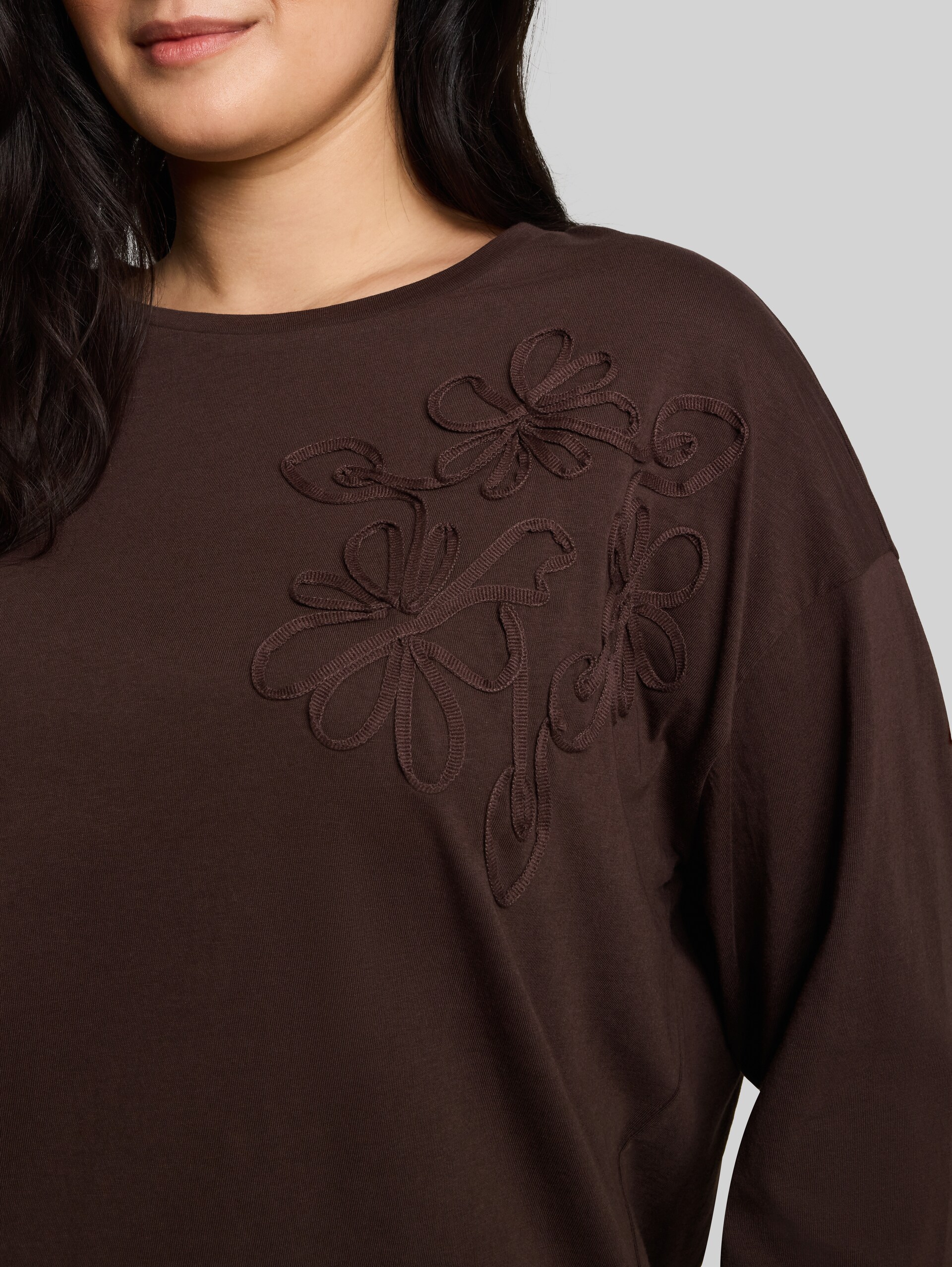 Plus Size - Loose Fit T-Shirt mit Blumen-Applikation - java dark brown - Detail-Model-Ansicht