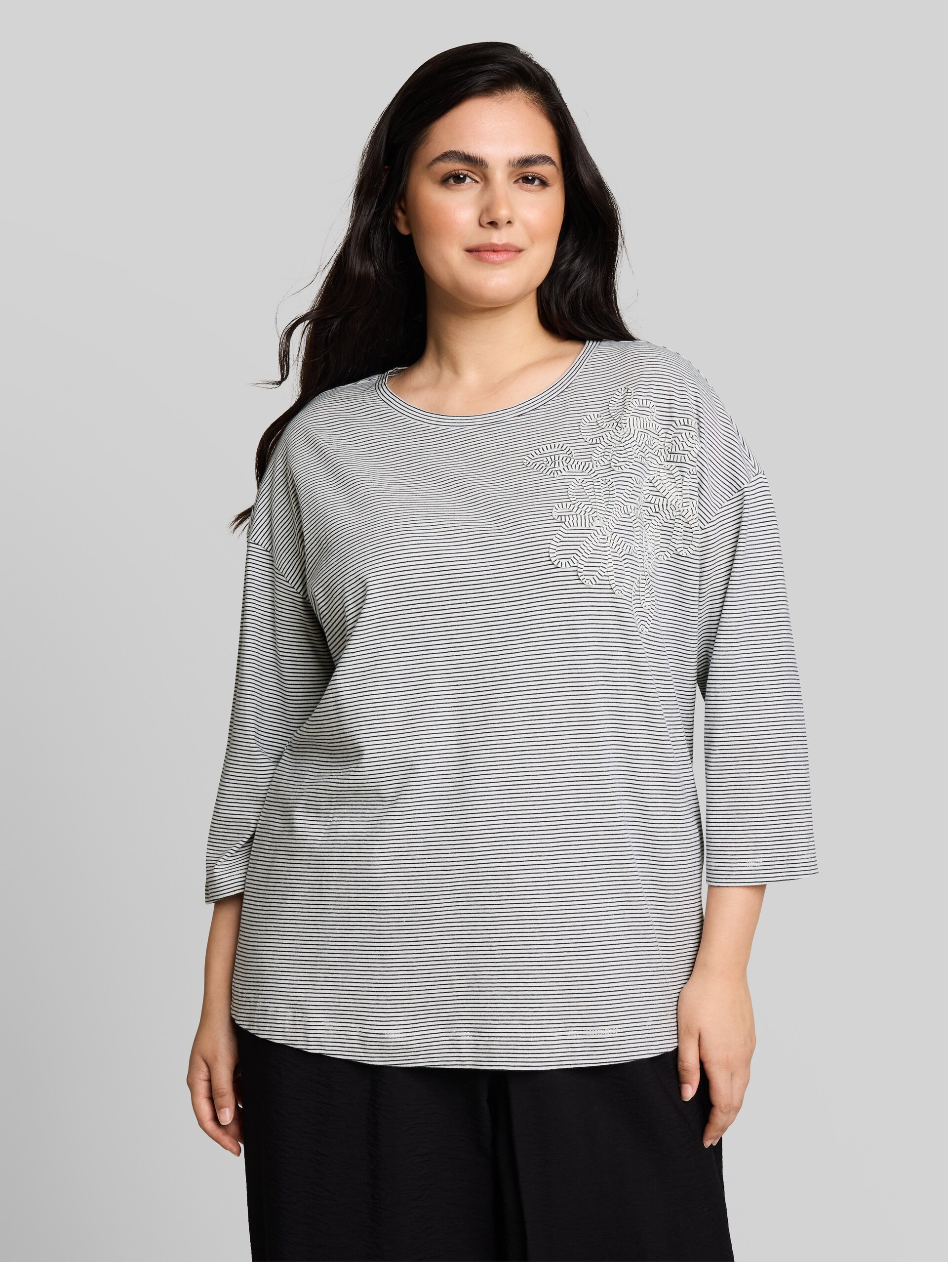 Plus Size - Loose Fit T-Shirt mit Blumen-Applikation - small white navy stripe - Ausschnitt Model-Vorderansicht