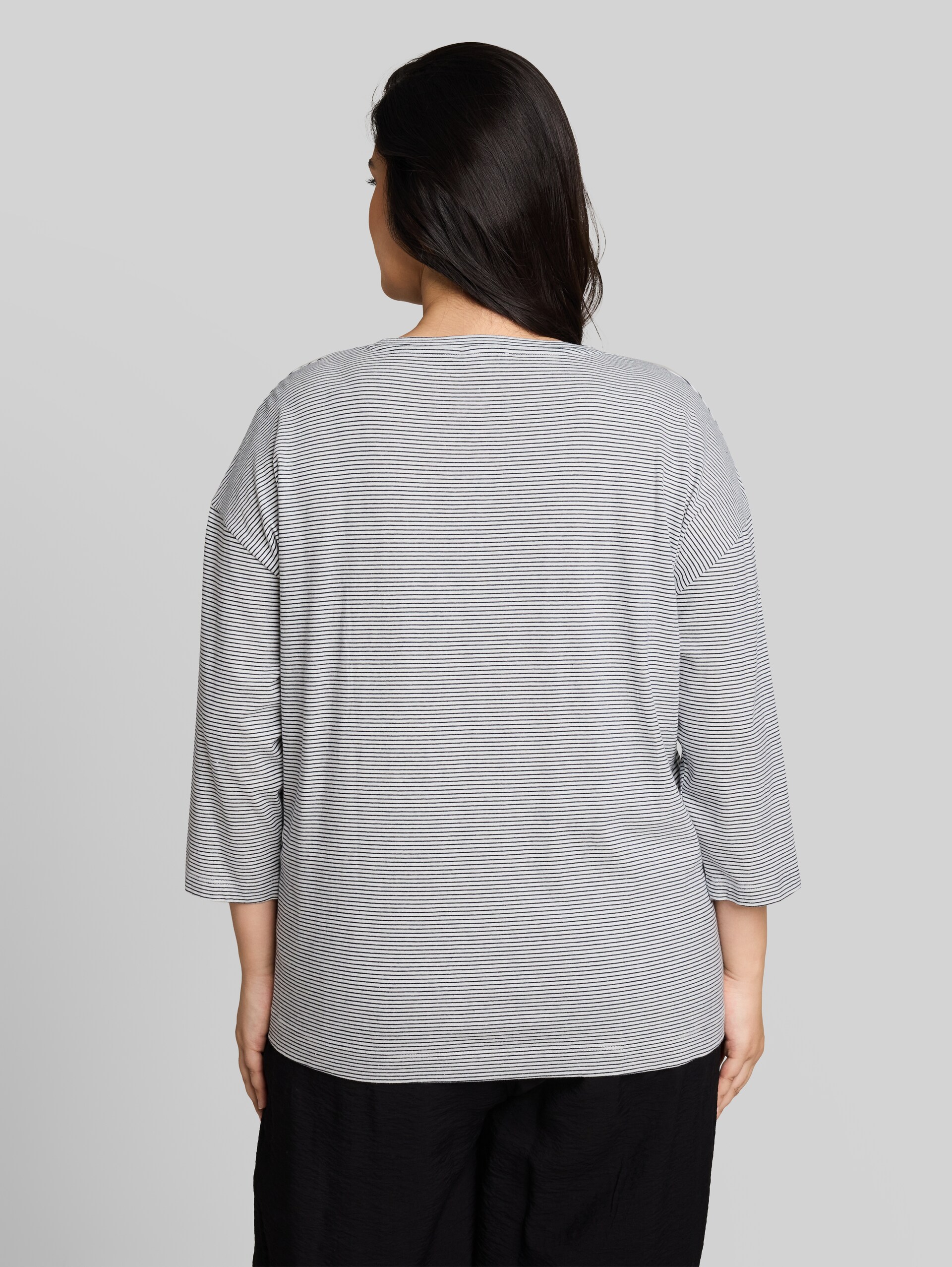 Plus Size - Loose Fit T-Shirt mit Blumen-Applikation - small white navy stripe - Auschnitt Model-Rückansicht