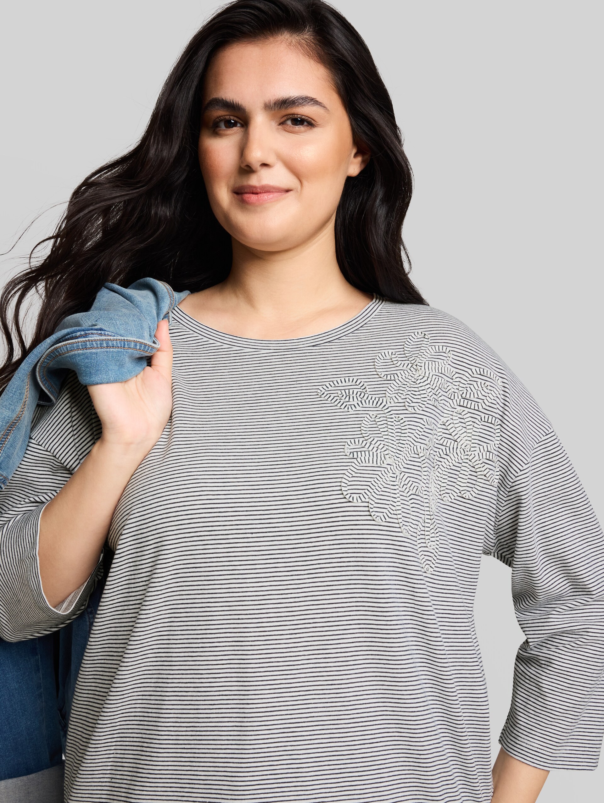 Plus Size - Loose Fit T-Shirt mit Blumen-Applikation - small white navy stripe - Detail-Model-Ansicht