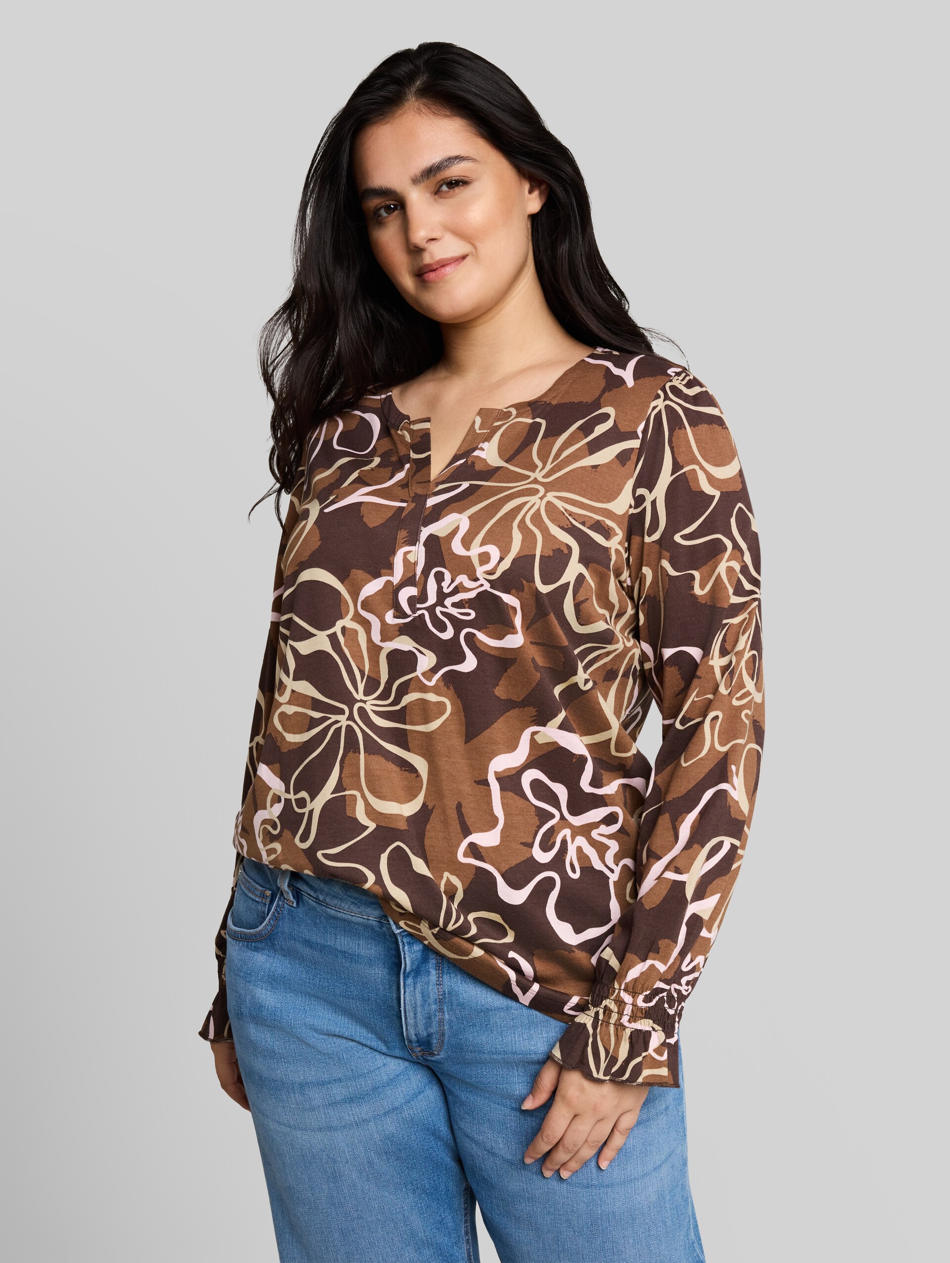 Plus Size - Blusenshirt mit Blumenmuster - brown big flower design - Ausschnitt Model-Vorderansicht