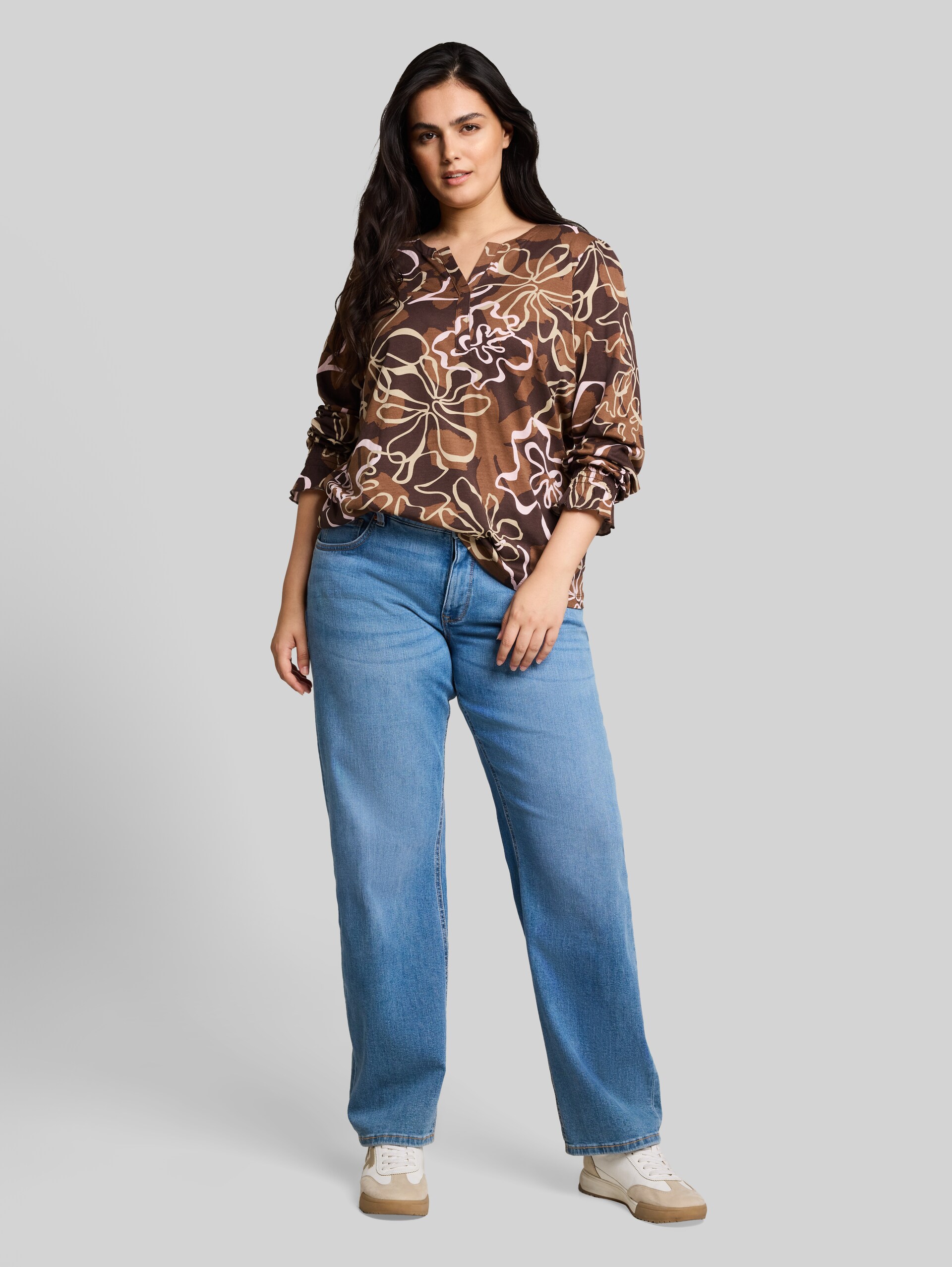 Plus Size - Blusenshirt mit Blumenmuster - brown big flower design - Model-Vorderansicht