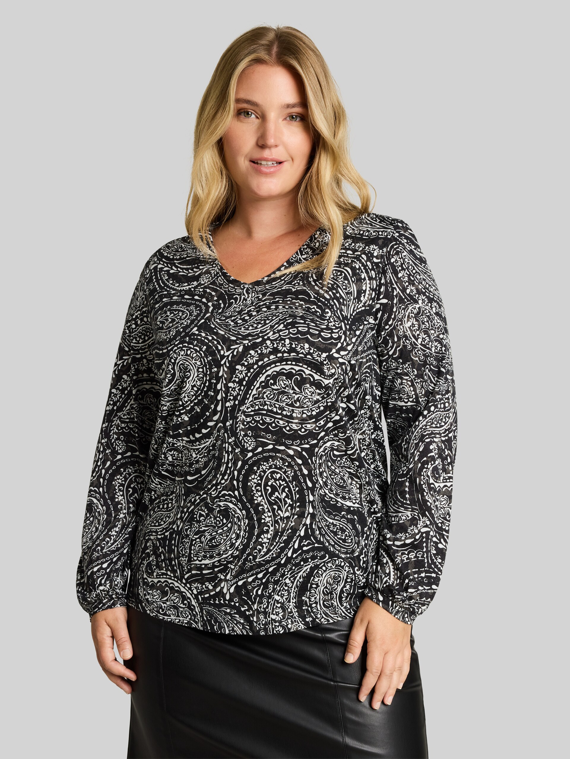 Plus Size - Blusenshirt mit Paisley-Muster - black paisley - Ausschnitt Model-Vorderansicht