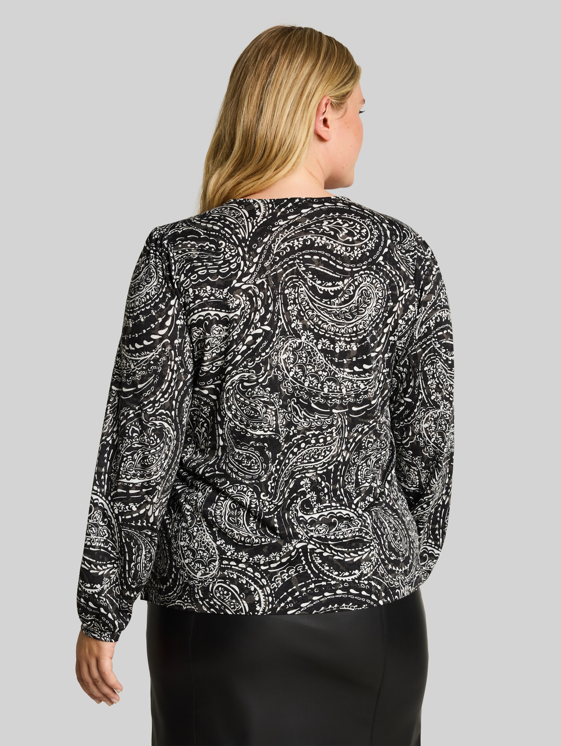 Plus Size - Blusenshirt mit Paisley-Muster - black paisley - Auschnitt Model-Rückansicht