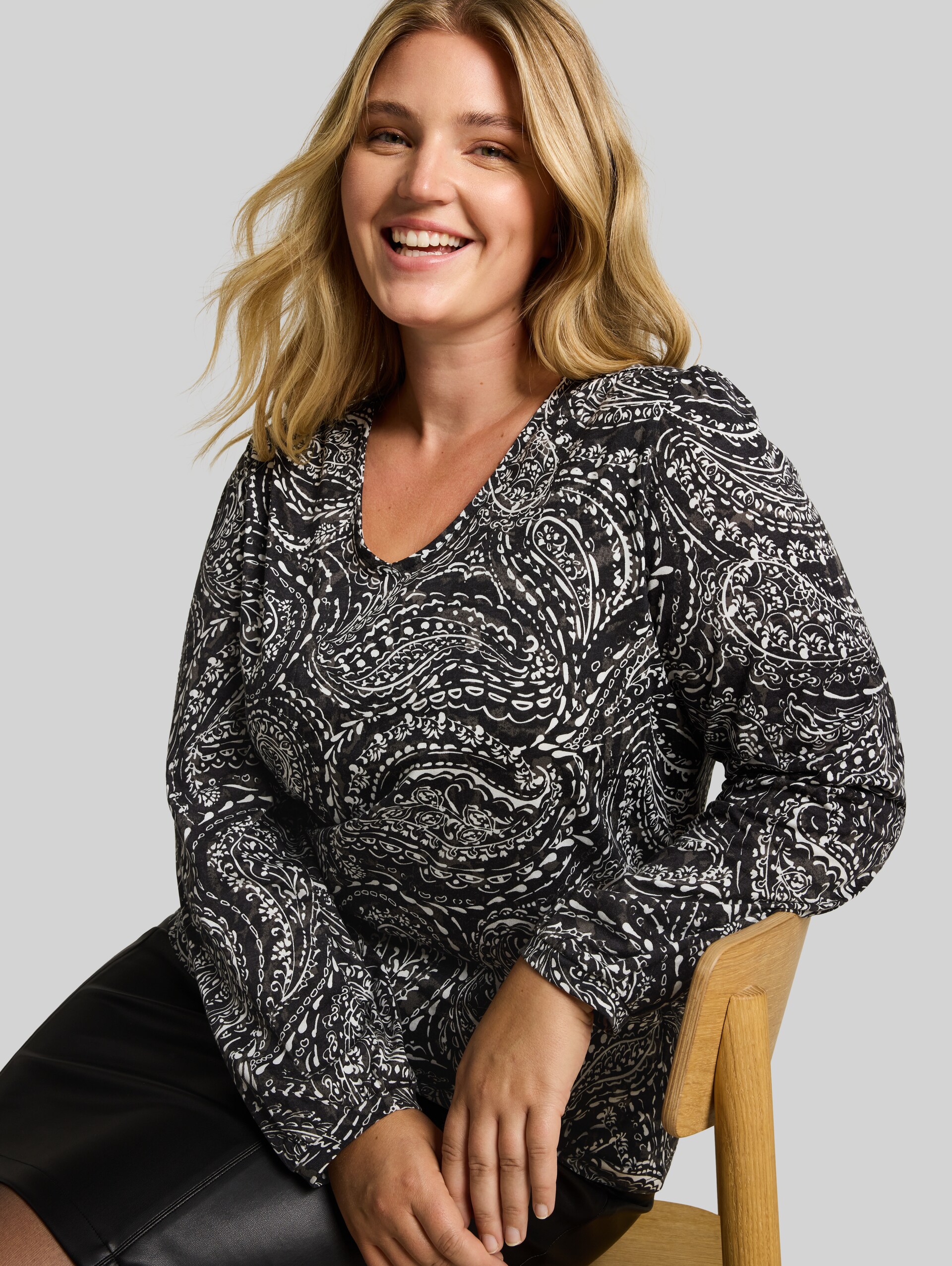 Plus Size - Blusenshirt mit Paisley-Muster - black paisley - Detail-Model-Ansicht