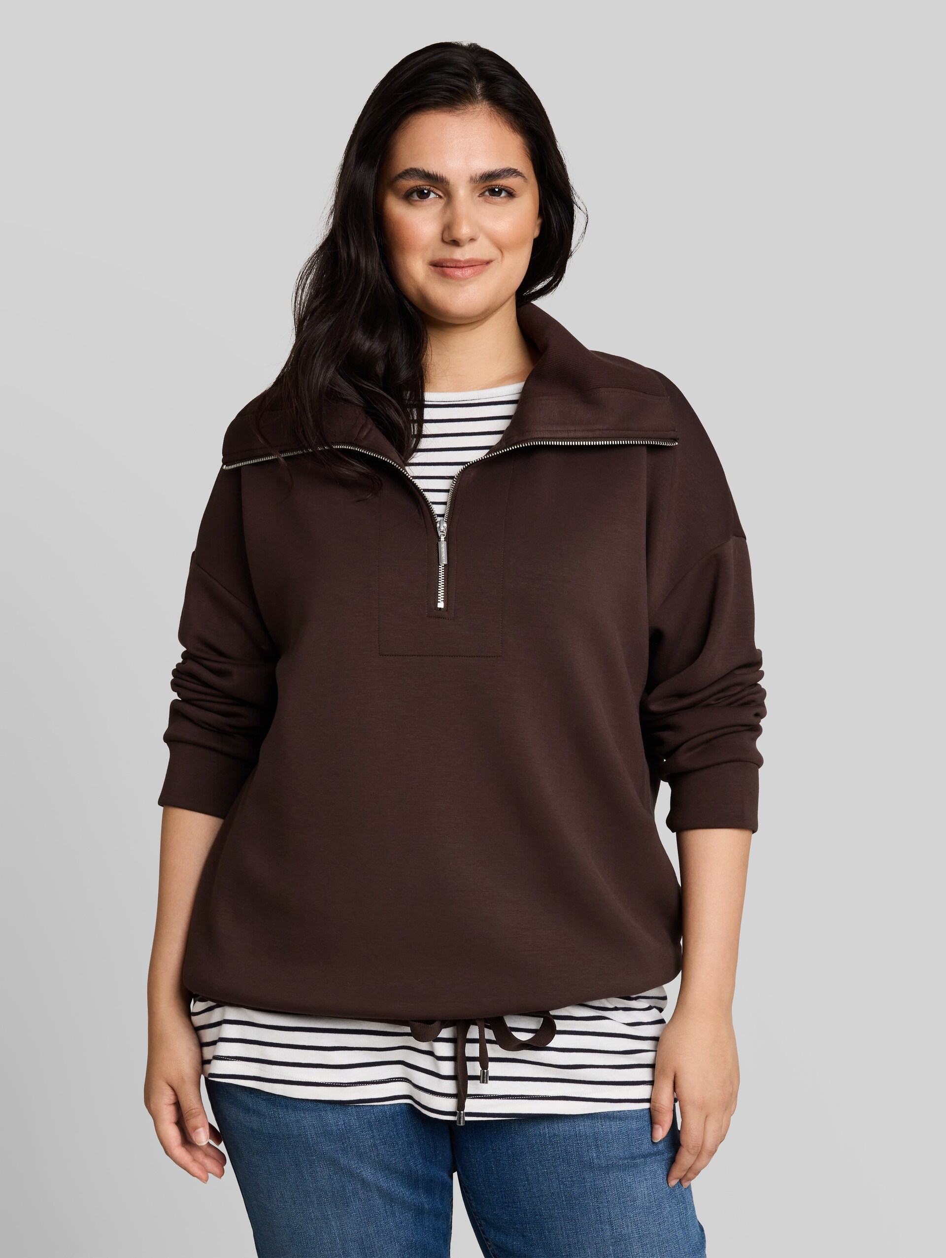 Plus Size - Sweat à col roulé en scuba - java dark brown - Découpe Vue de face du modèle
