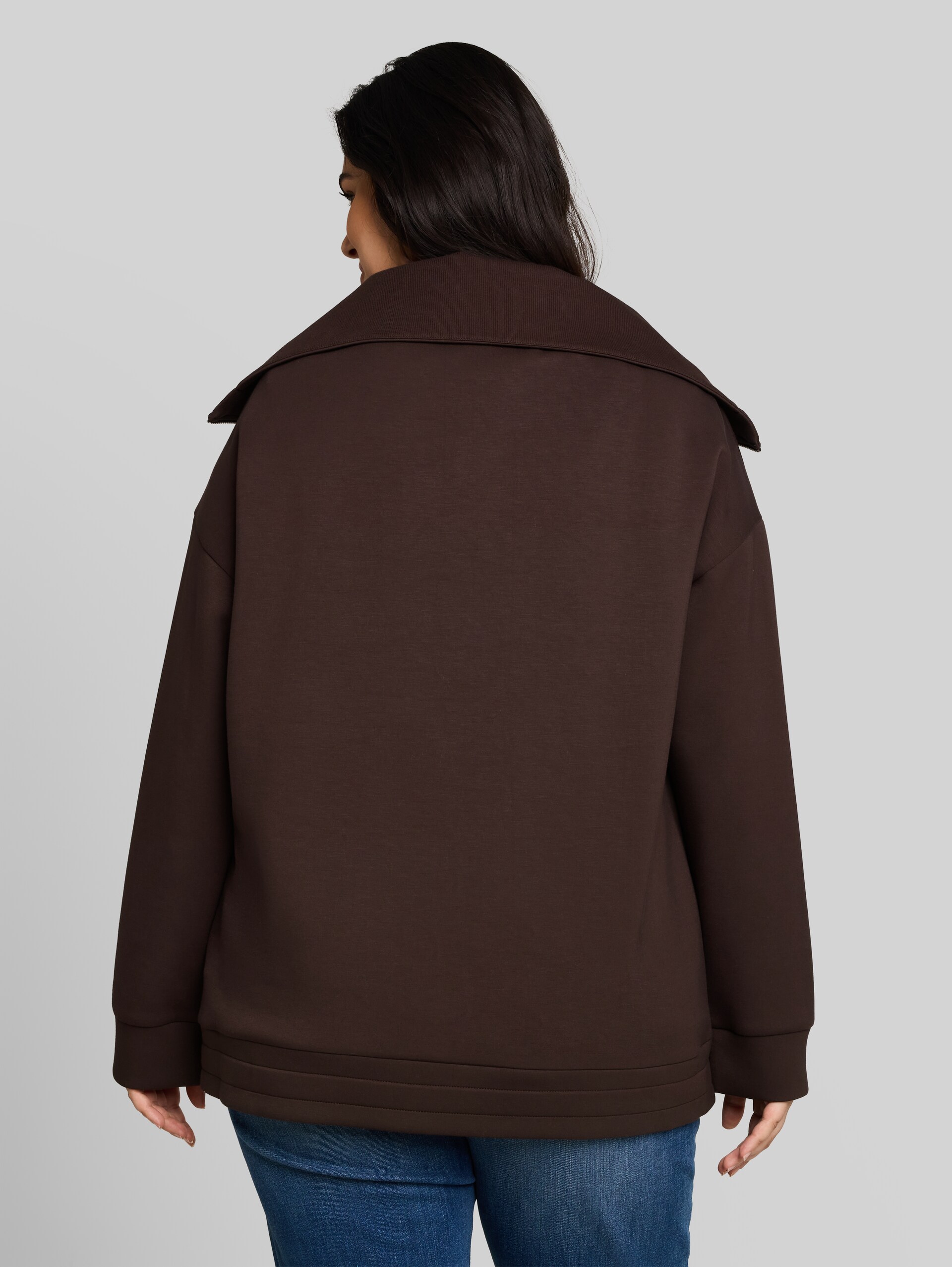 Plus Size - Sweat à col roulé en scuba - java dark brown - Découpe Vue arrière du modèle