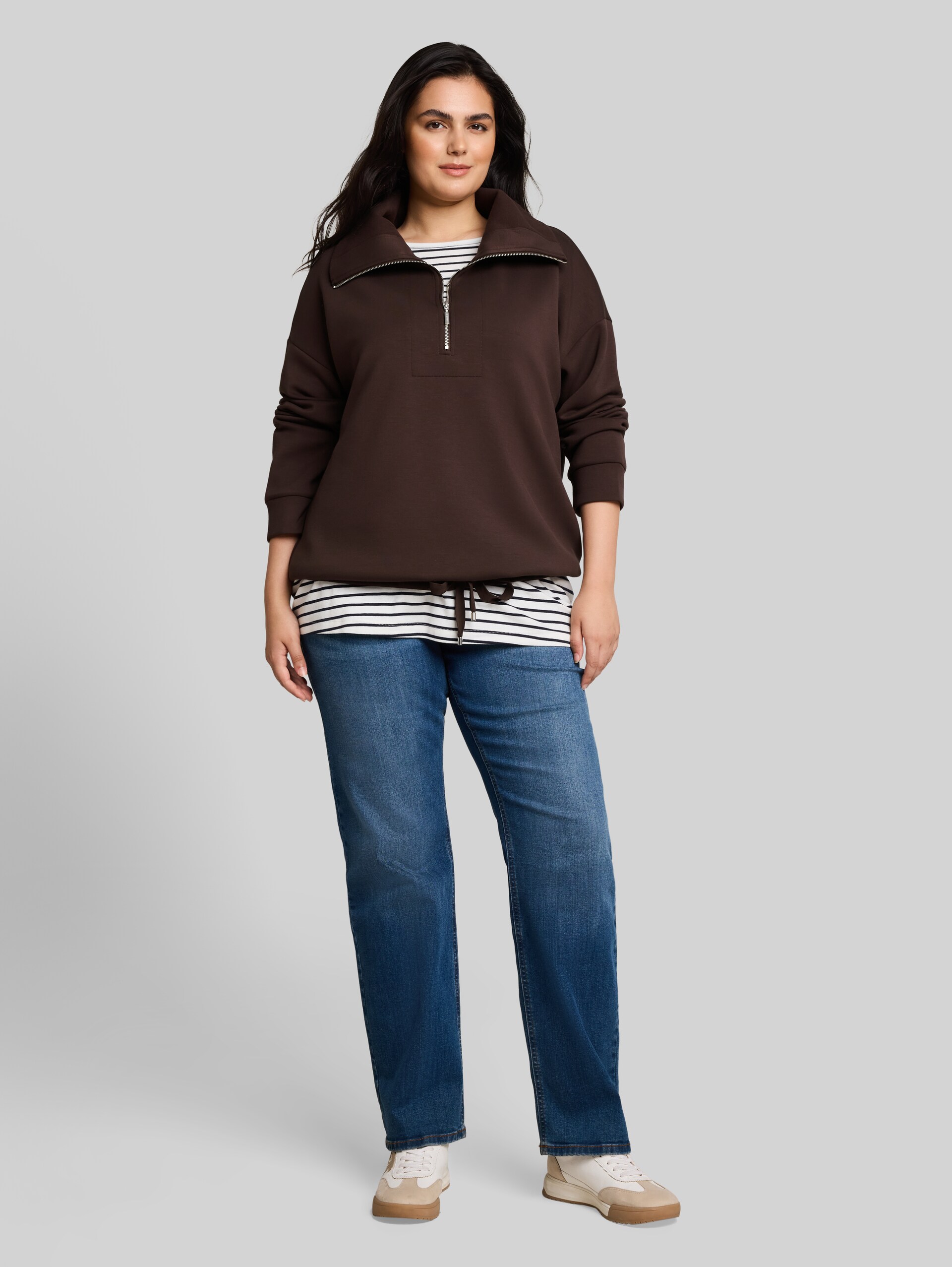 Plus Size - Sweat à col roulé en scuba - java dark brown - Vue de face du modèle