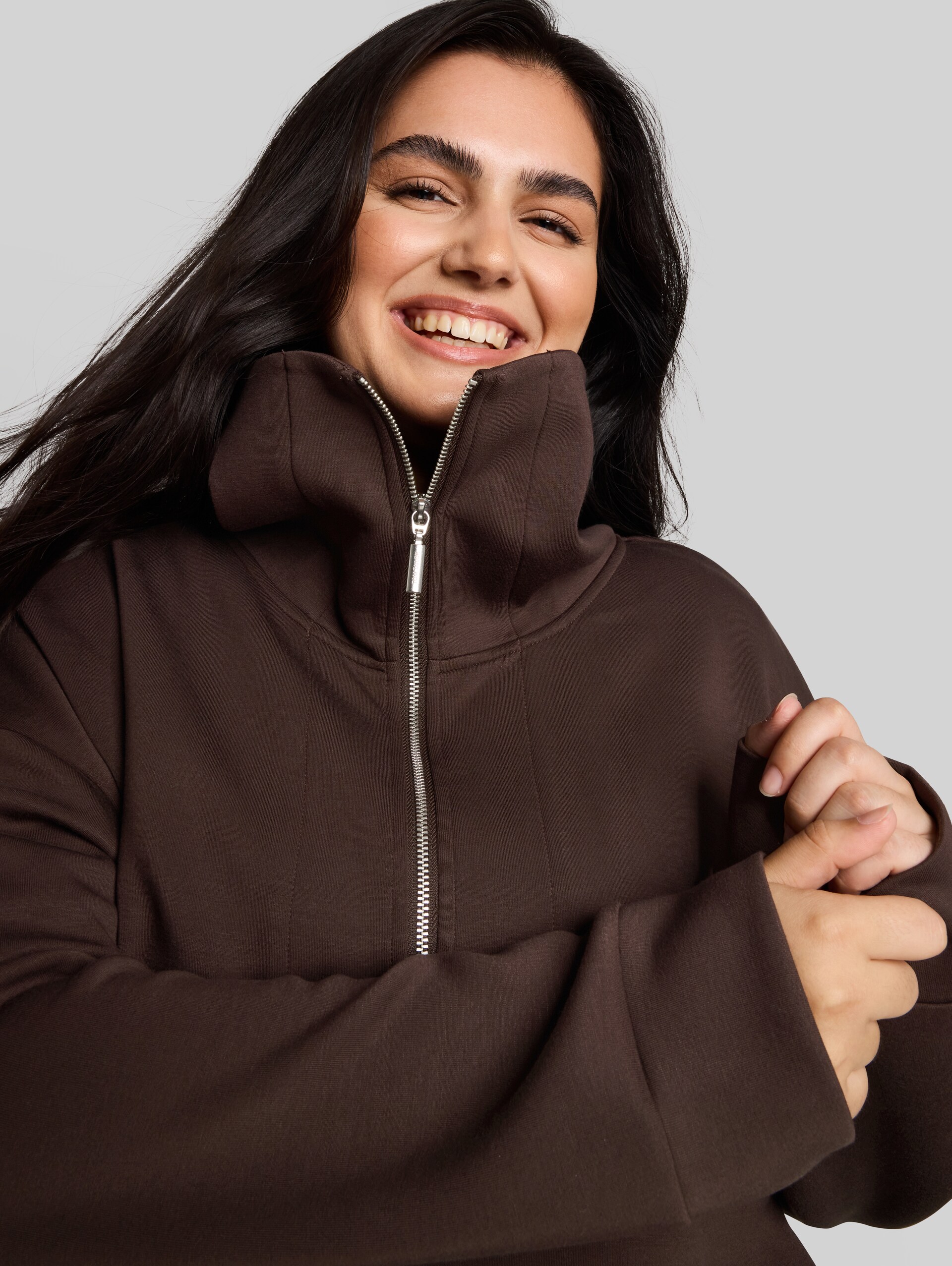 Plus Size - Sweat à col roulé en scuba - java dark brown - Vue détaillée du modèle