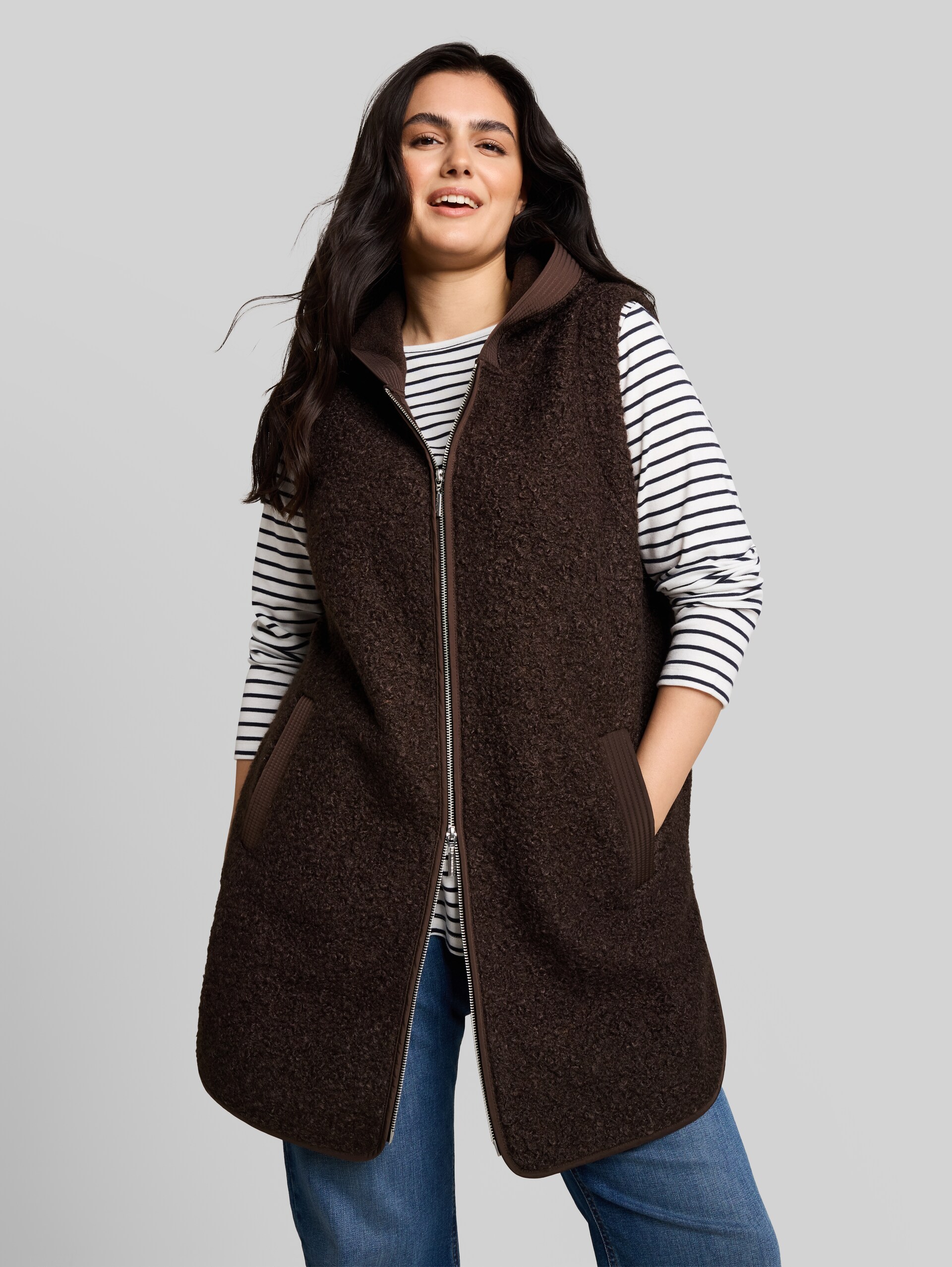 Plus Size - Longstyle Teddy Weste - java dark brown - Ausschnitt Model-Vorderansicht