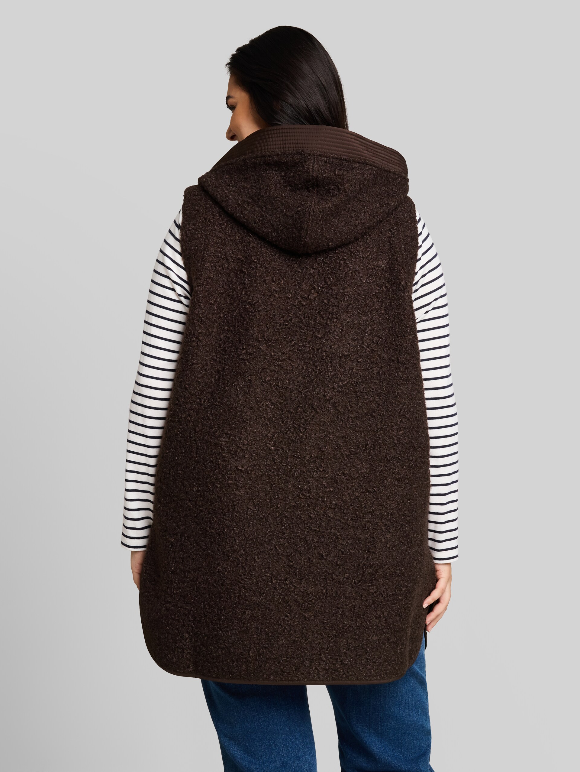 Plus Size - Longstyle Teddy Weste - java dark brown - Auschnitt Model-Rückansicht