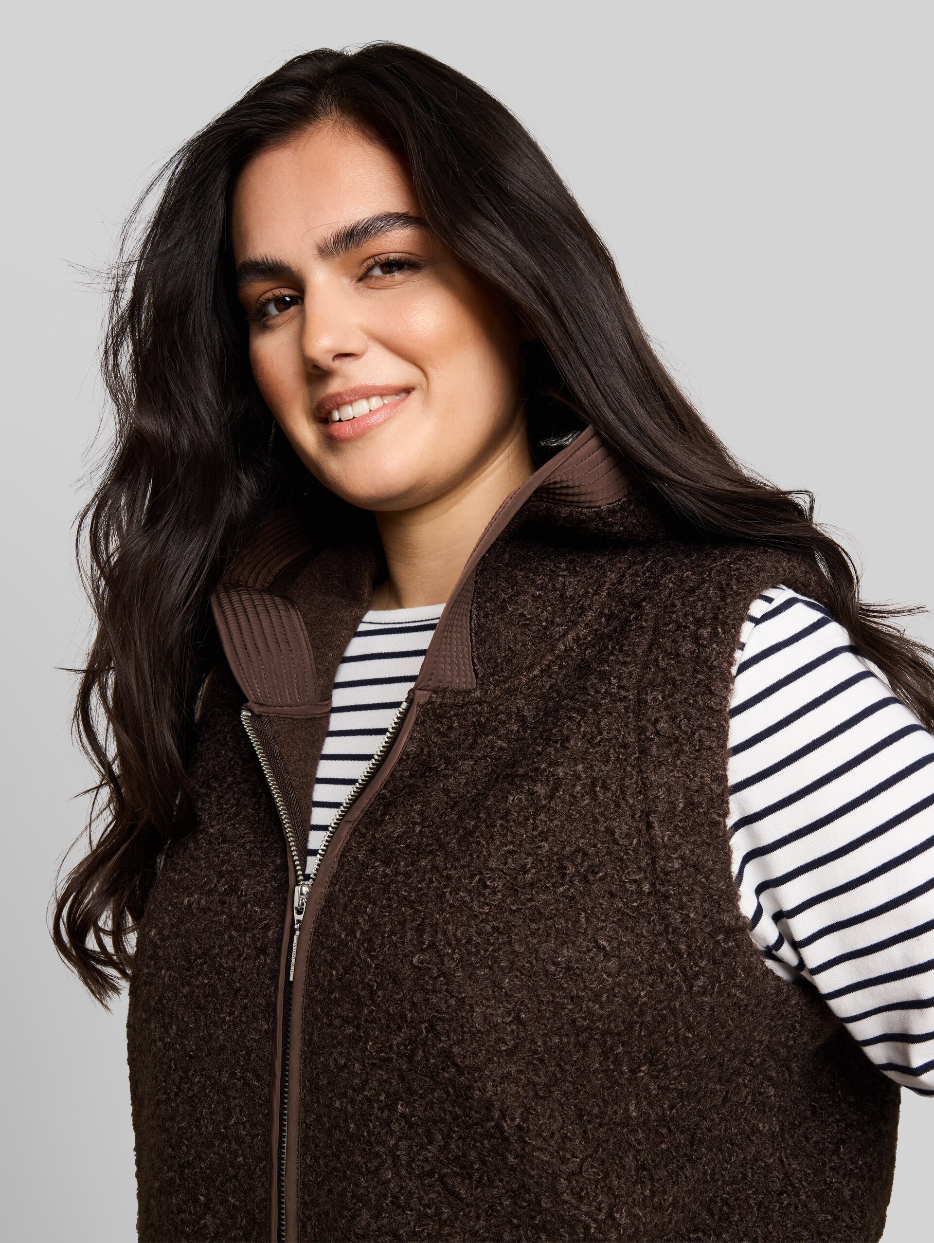 Plus Size - Longstyle Teddy Weste - java dark brown - Detail-Model-Ansicht