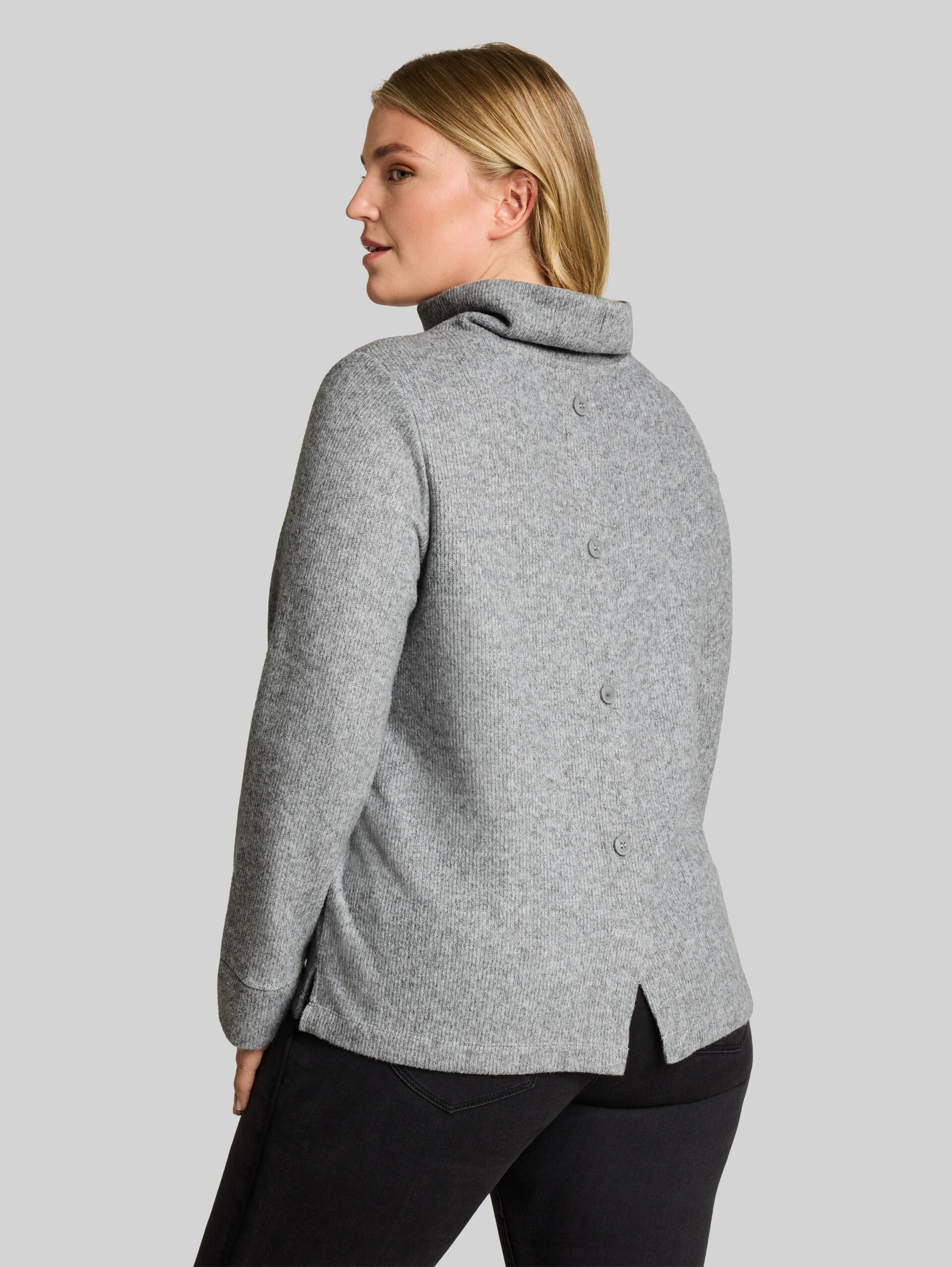 Plus Size - Cosy Sweatshirt mit Deko-Knopfleiste - soft grey melange - Auschnitt Model-Rückansicht