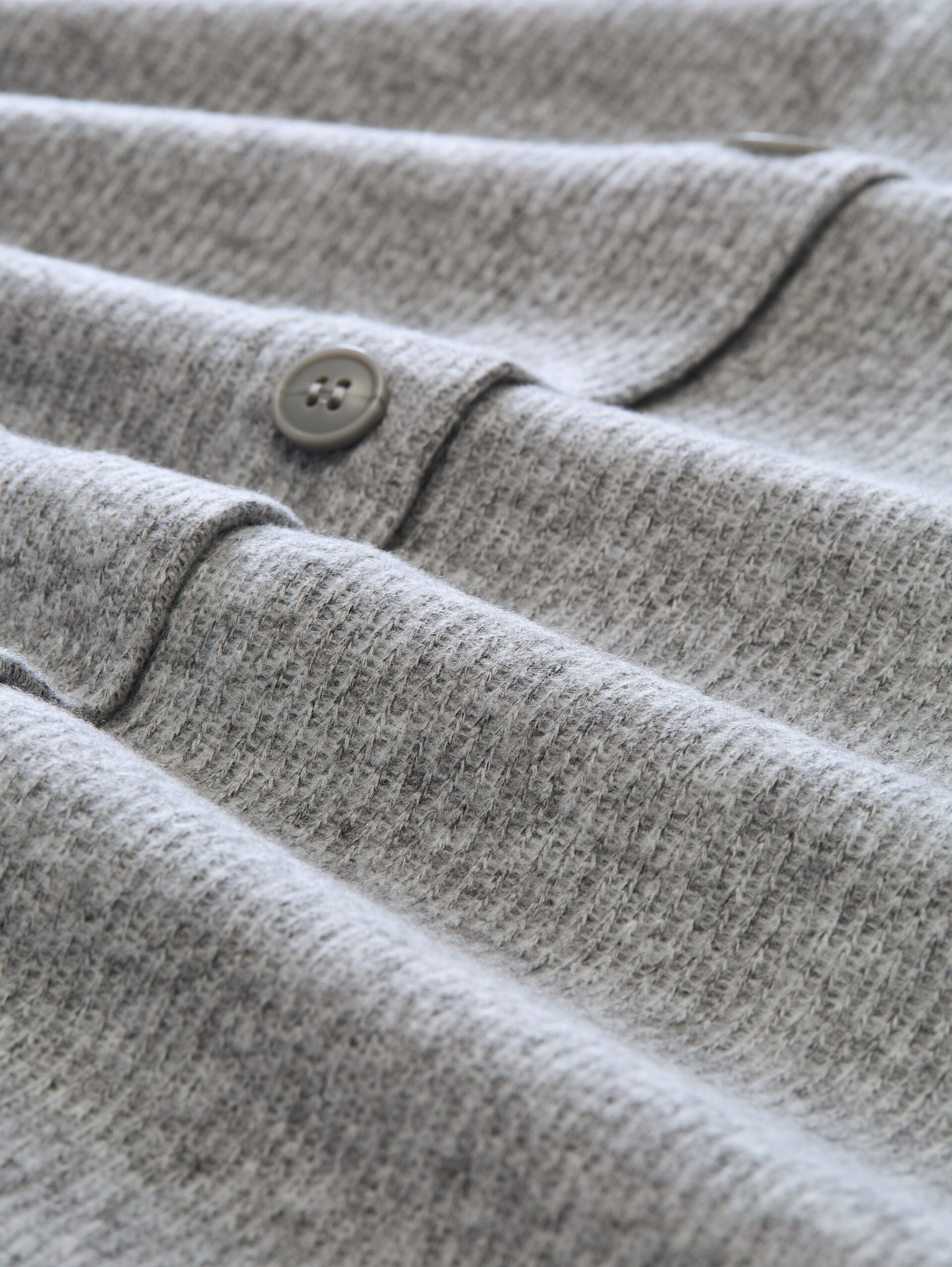 Plus Size - Cosy Sweatshirt mit Deko-Knopfleiste - soft grey melange - Material-Ansicht