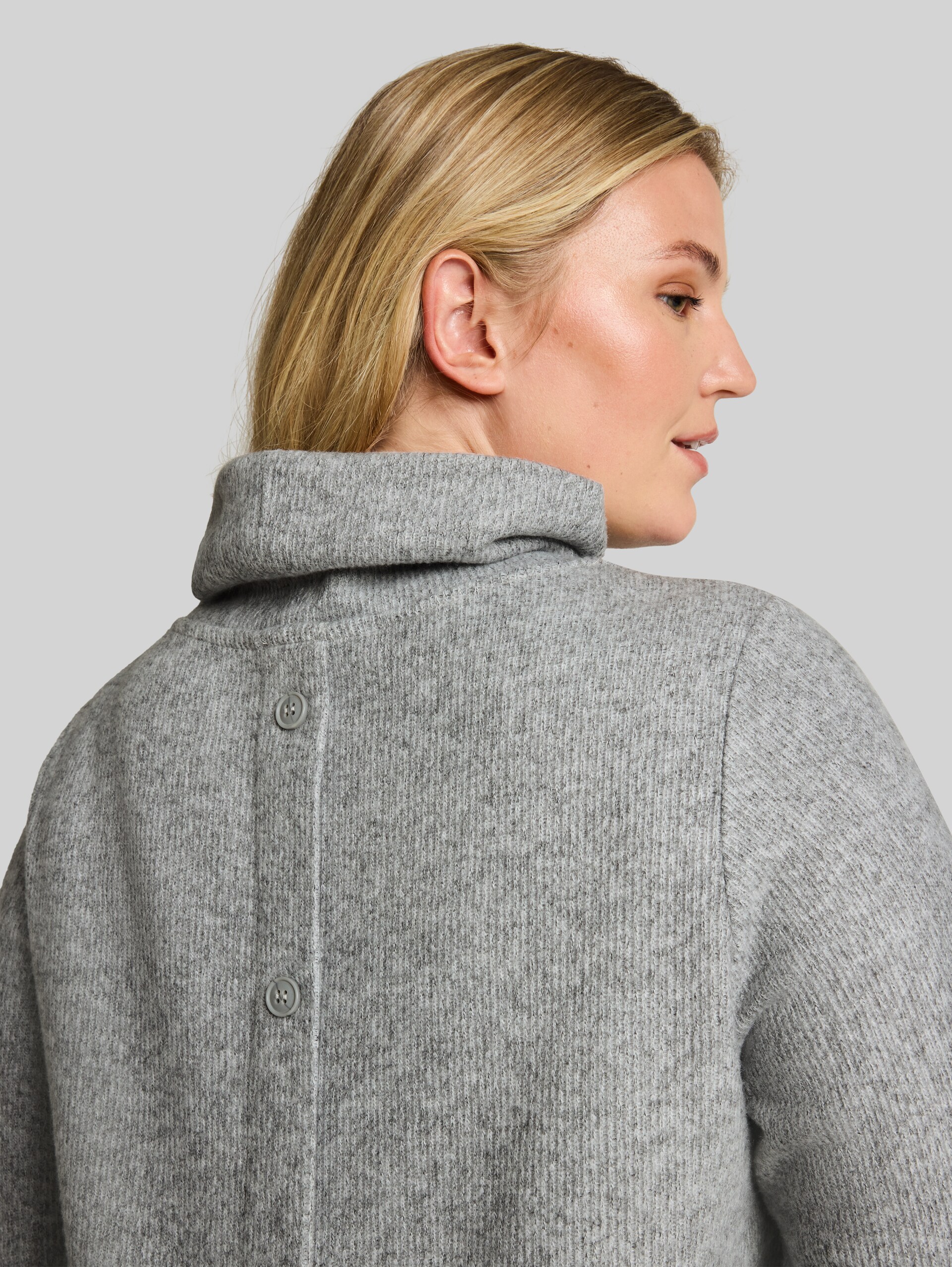 Plus Size - Cosy Sweatshirt mit Deko-Knopfleiste - soft grey melange - Detail-Model-Ansicht