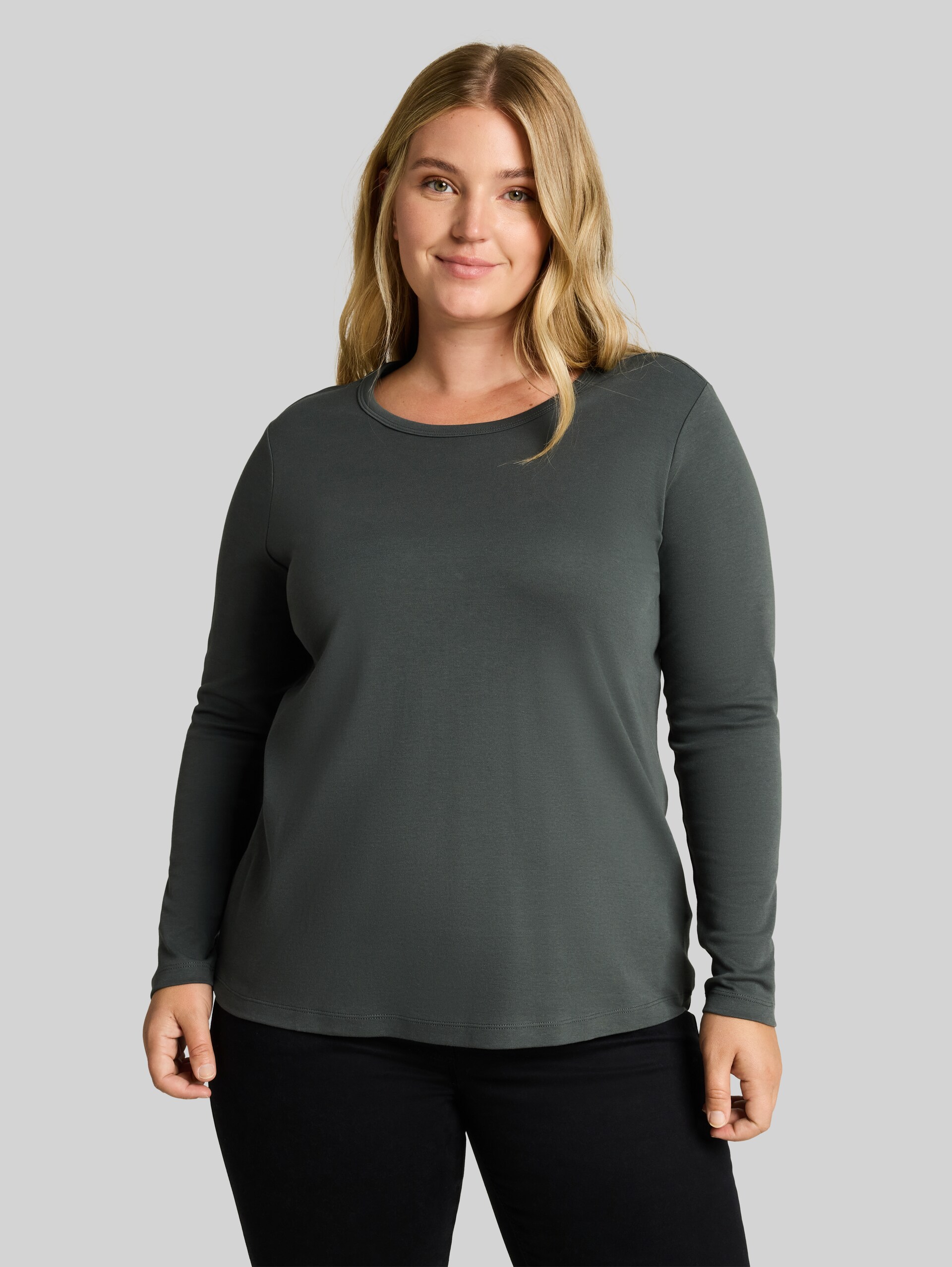 Plus Size - Langarmshirt aus Baumwolle - Darkest Olive - Ausschnitt Model-Vorderansicht