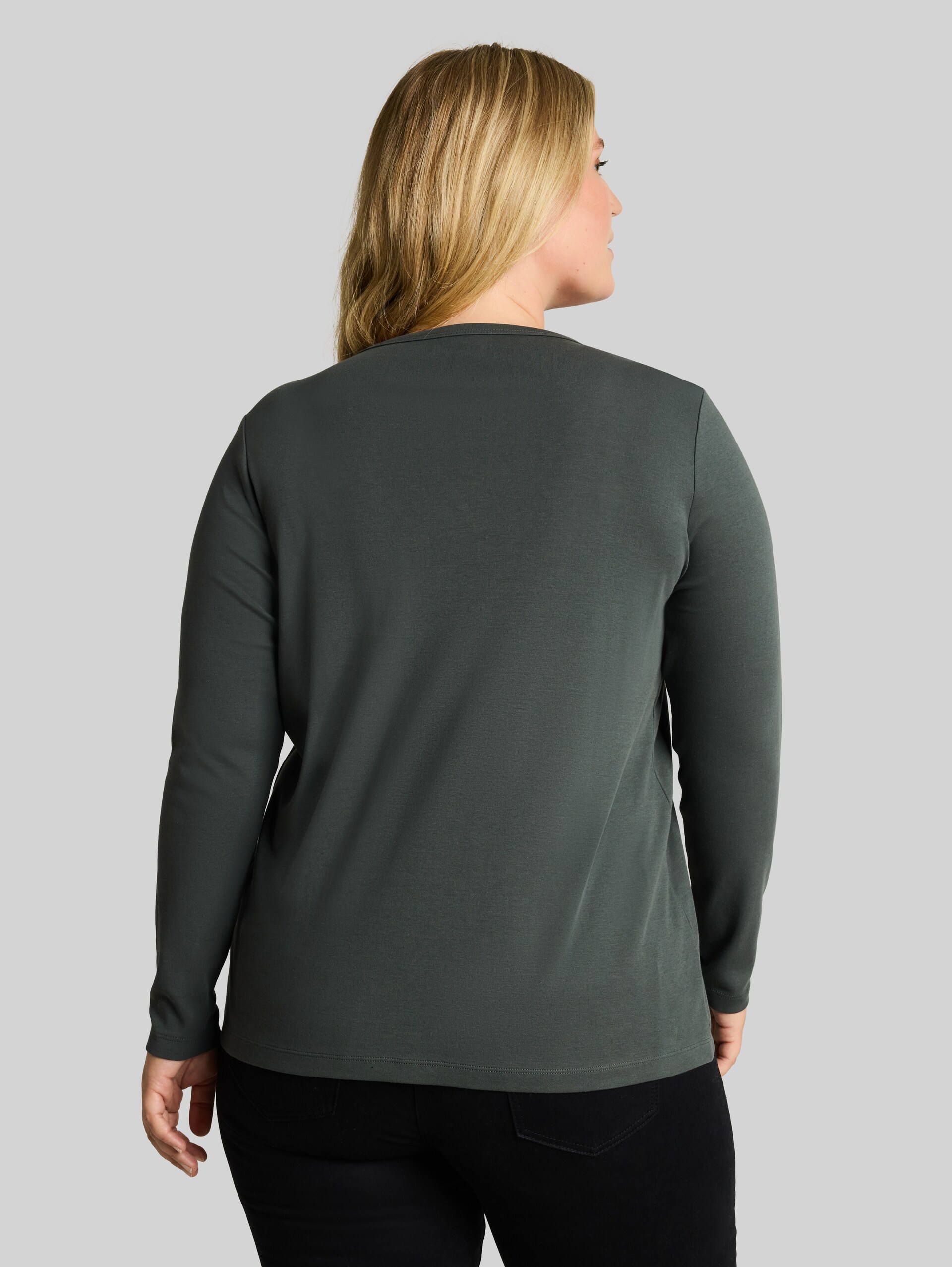 Plus Size - Langarmshirt aus Baumwolle - Darkest Olive - Auschnitt Model-Rückansicht