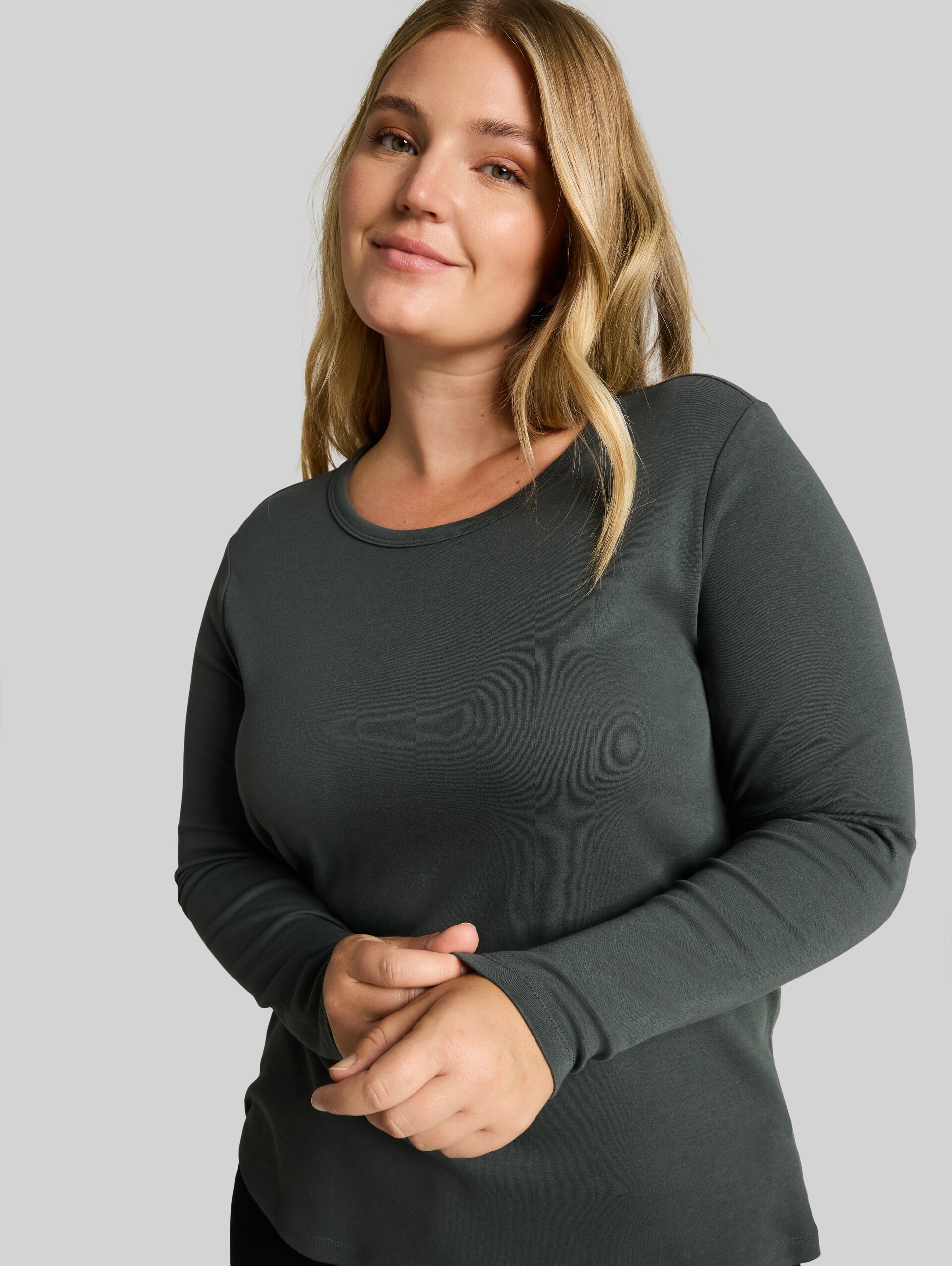 Plus Size - Langarmshirt aus Baumwolle - Darkest Olive - Detail-Model-Ansicht