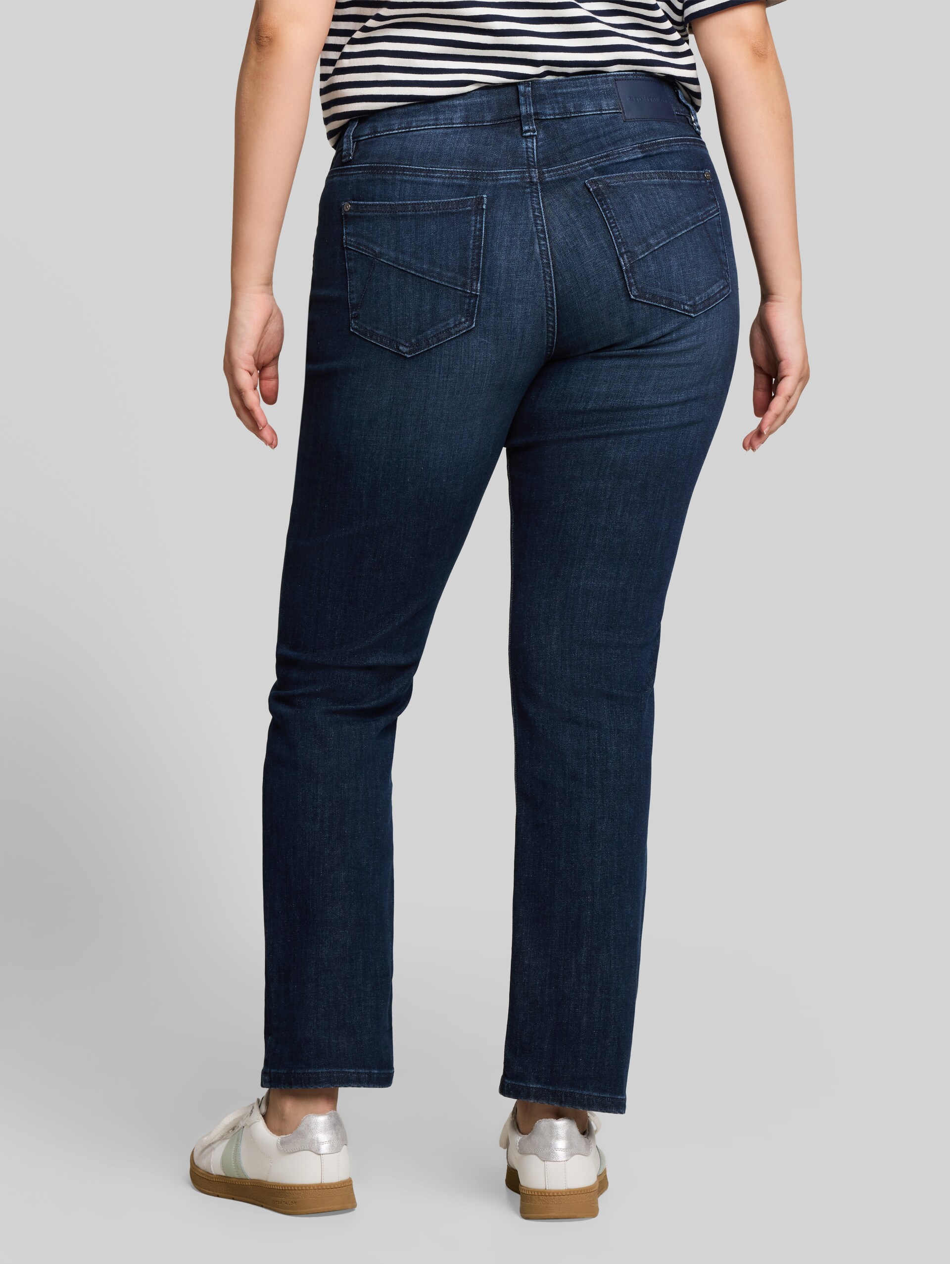 Plus Size - TTPLUS SLIM Jeans mit Leo-Print im Umschlag - dark blue denim - Auschnitt Model-Rückansicht