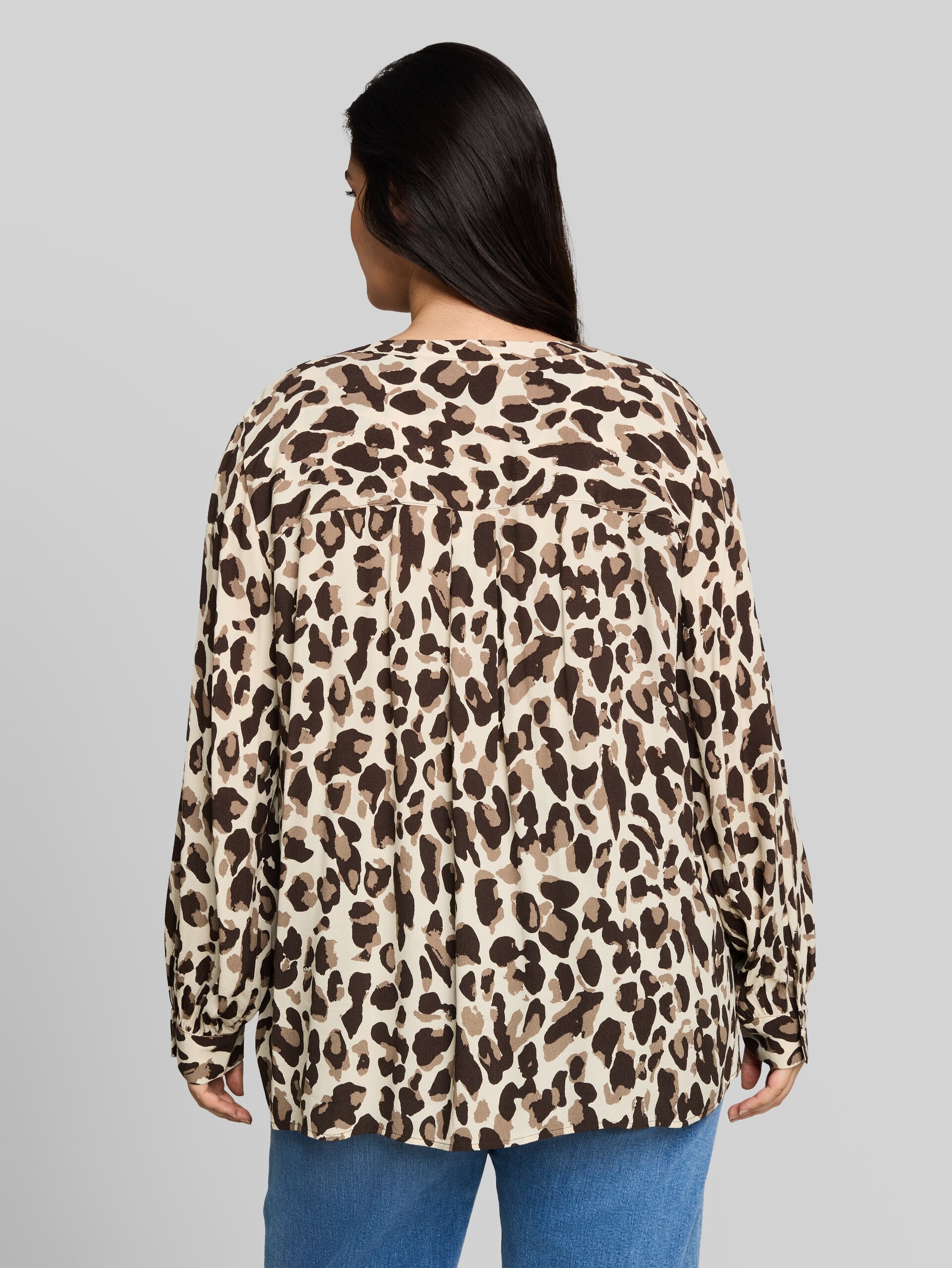 Plus Size - Chemisier en viscose - brown beige leo print - Découpe Vue arrière du modèle
