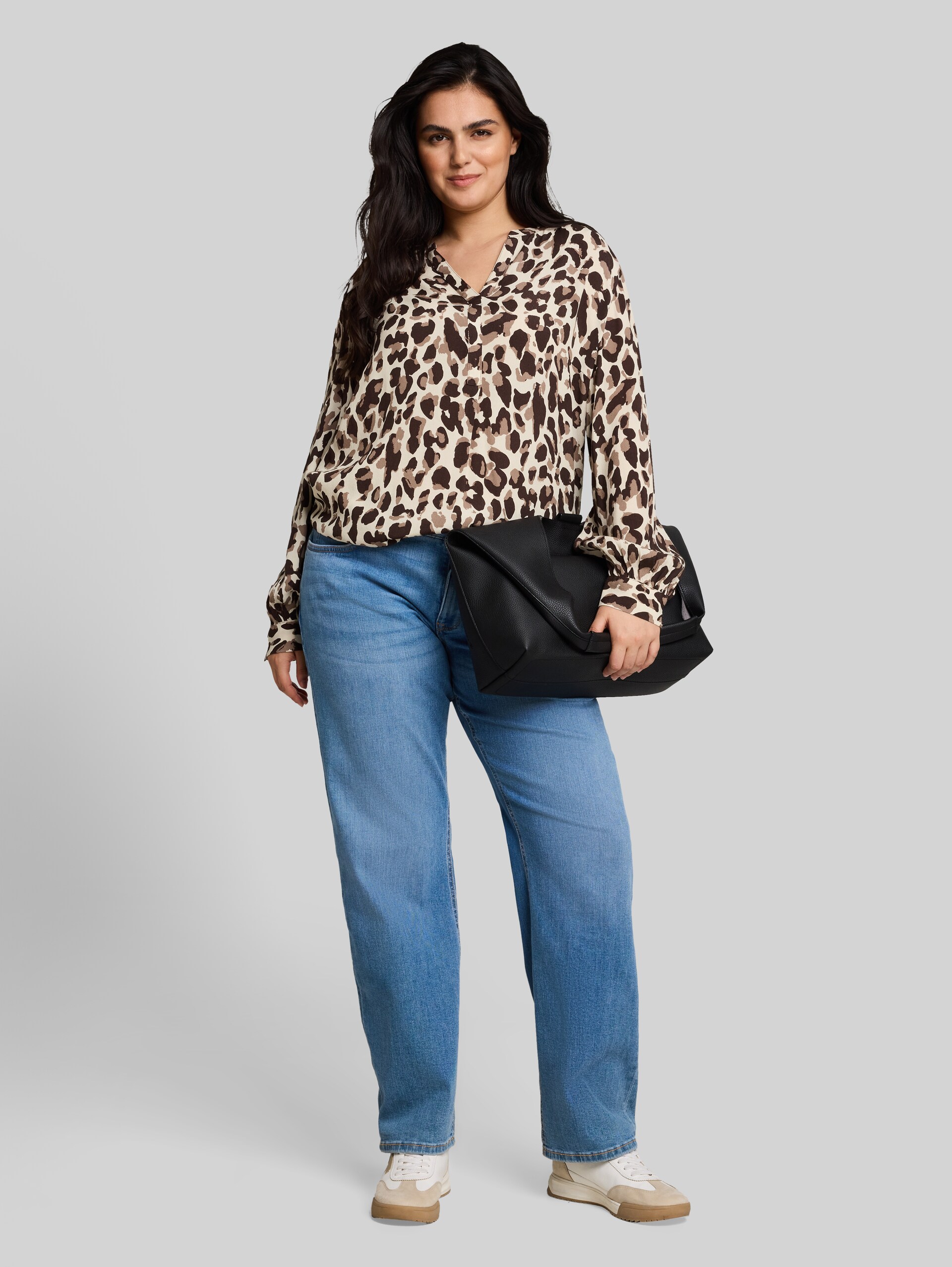 Plus Size - Chemisier en viscose - brown beige leo print - Vue de face du modèle