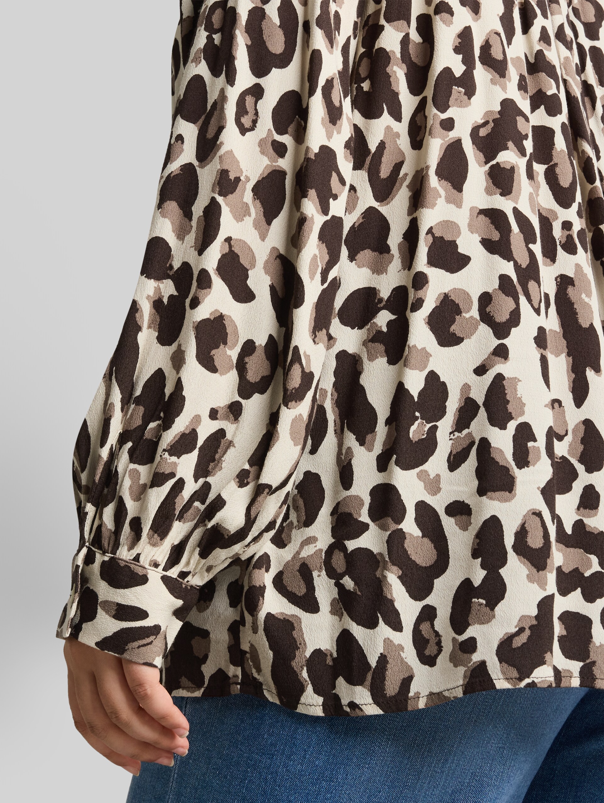 Plus Size - Chemisier en viscose - brown beige leo print - Vue détaillée du modèle