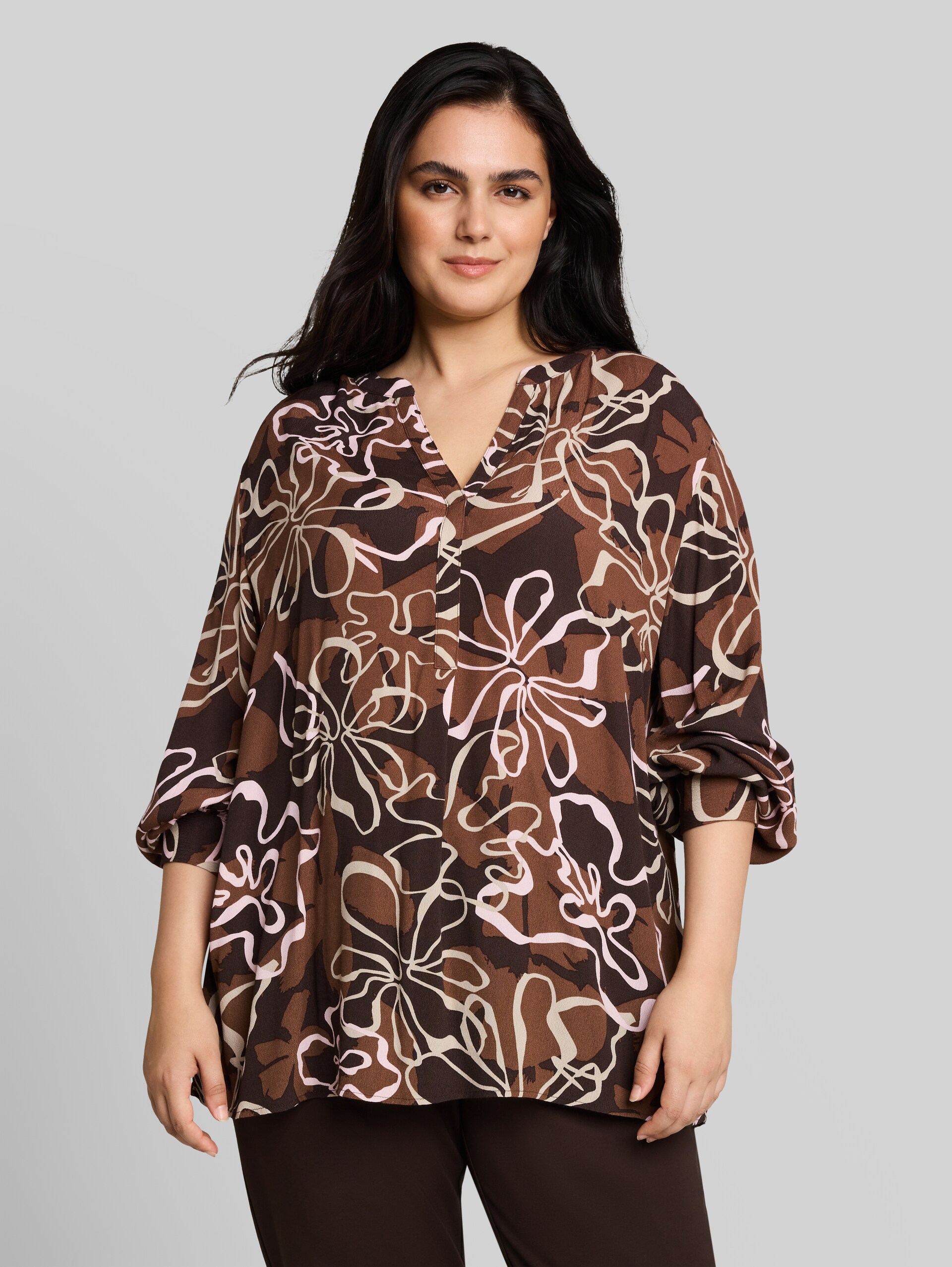 Plus Size - Chemisier en viscose - brown big flower design - Découpe Vue de face du modèle