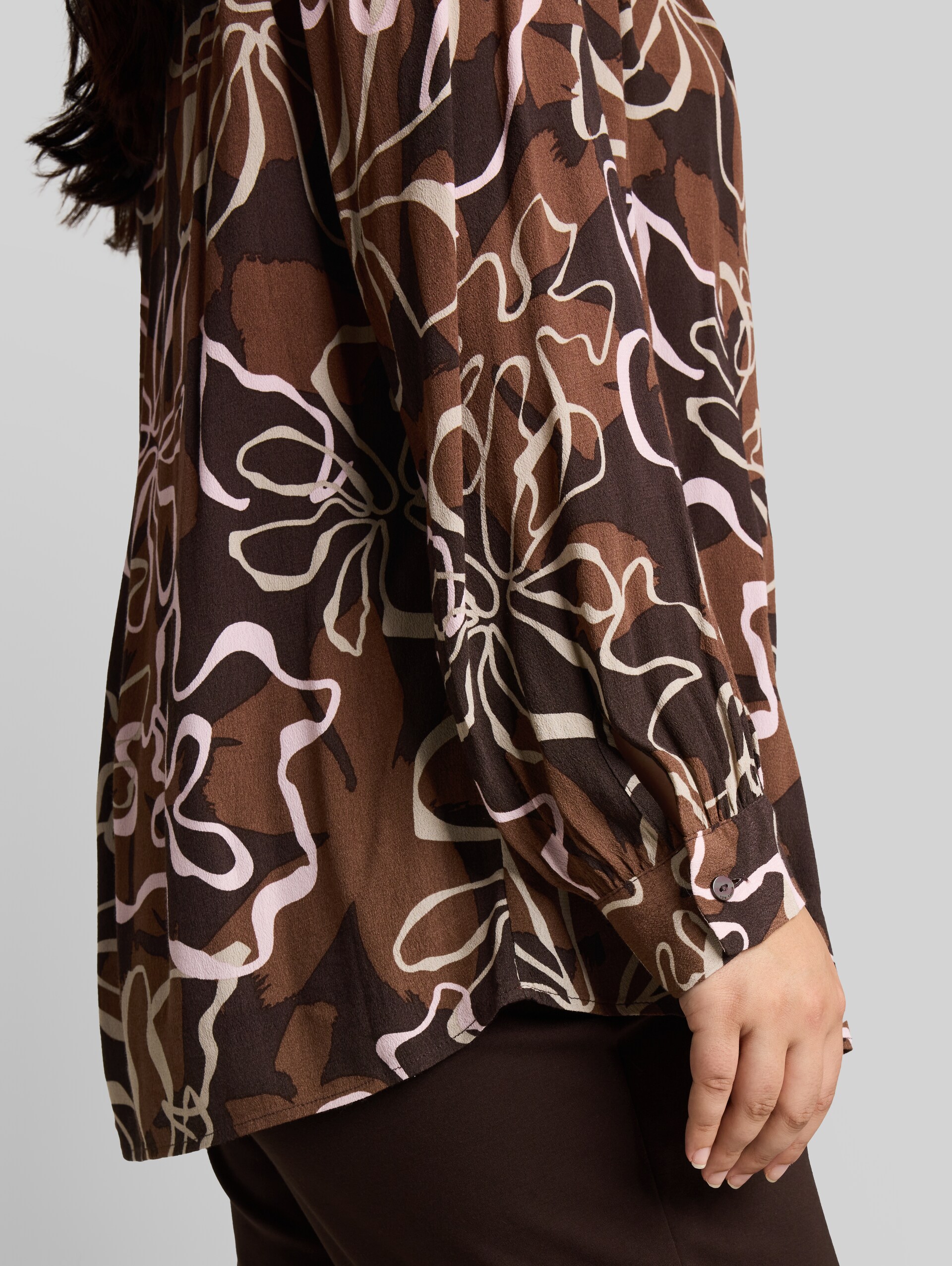 Plus Size - Chemisier en viscose - brown big flower design - Vue détaillée du modèle