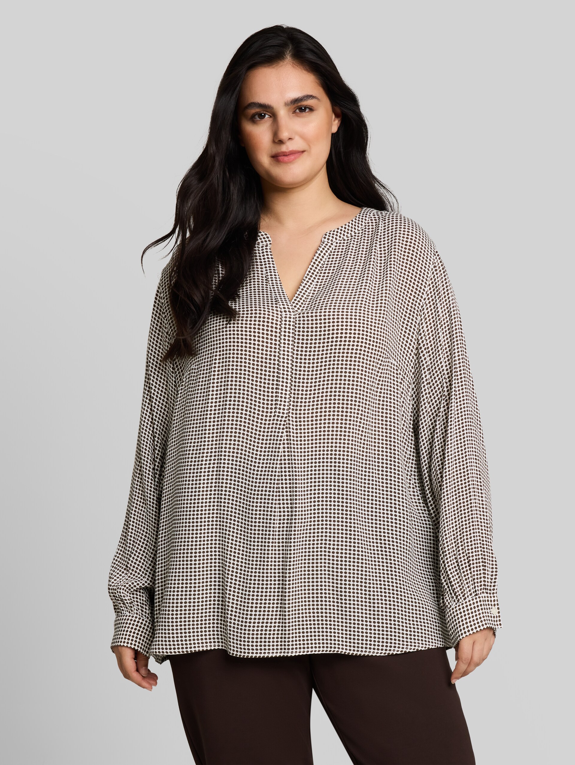Plus Size - Chemisier en viscose - small brown dot print - Découpe Vue de face du modèle