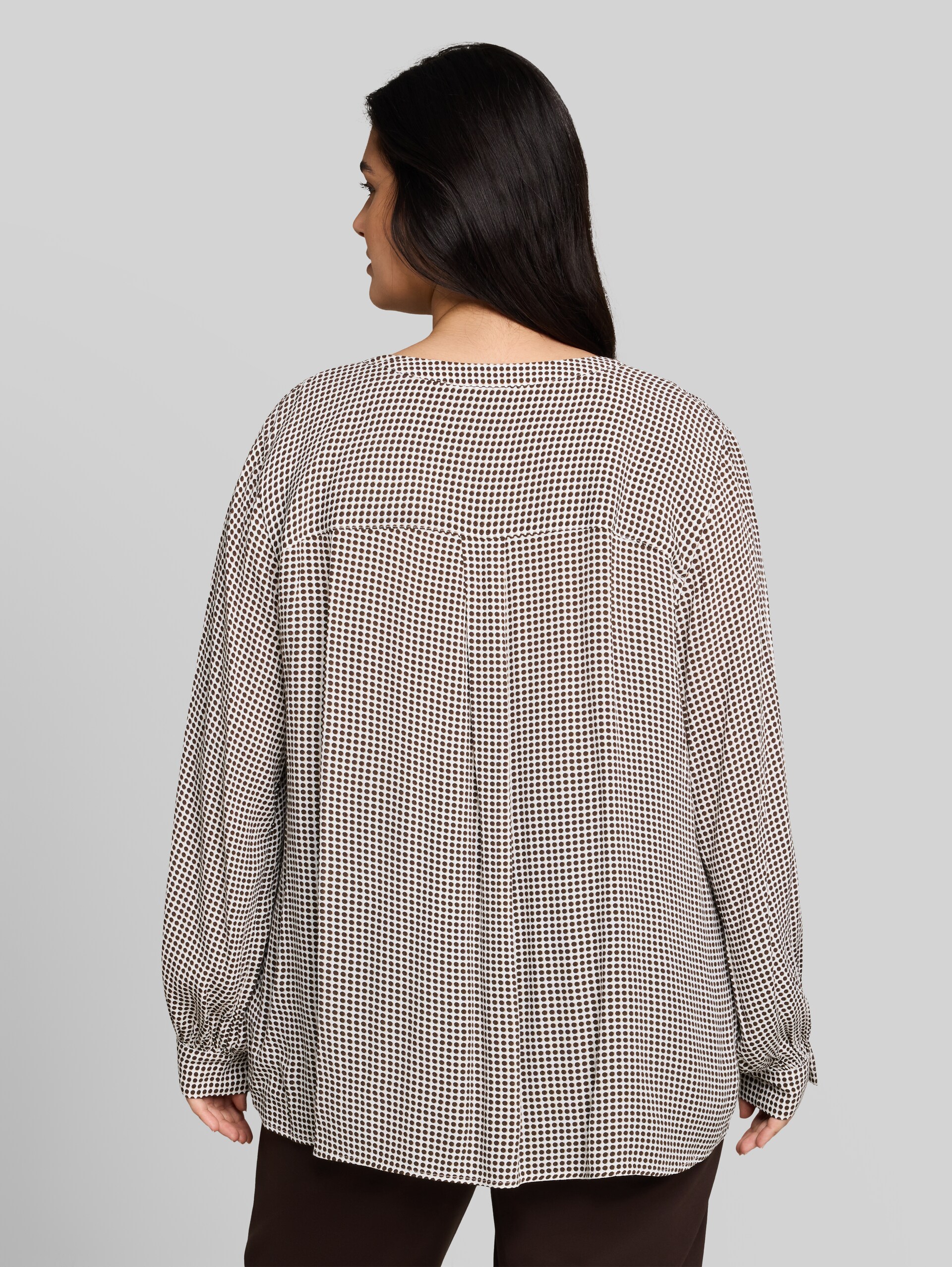 Plus Size - Chemisier en viscose - small brown dot print - Découpe Vue arrière du modèle