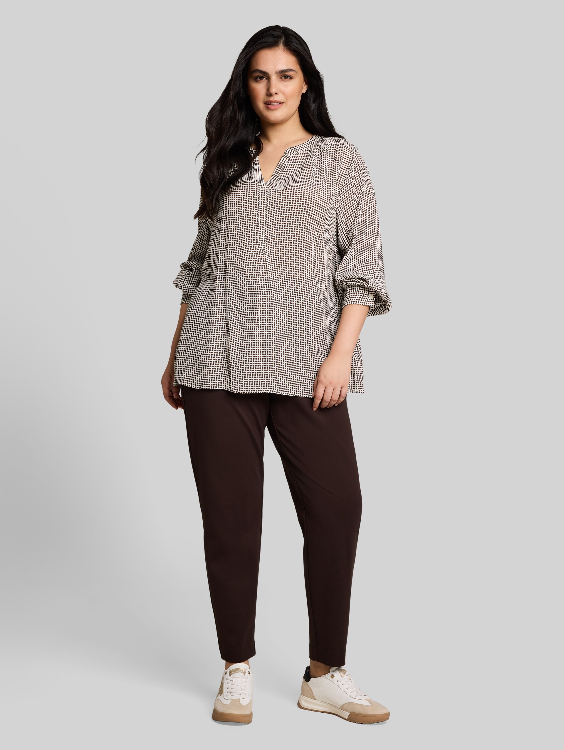 Plus Size - Chemisier en viscose - small brown dot print - Vue de face du modèle