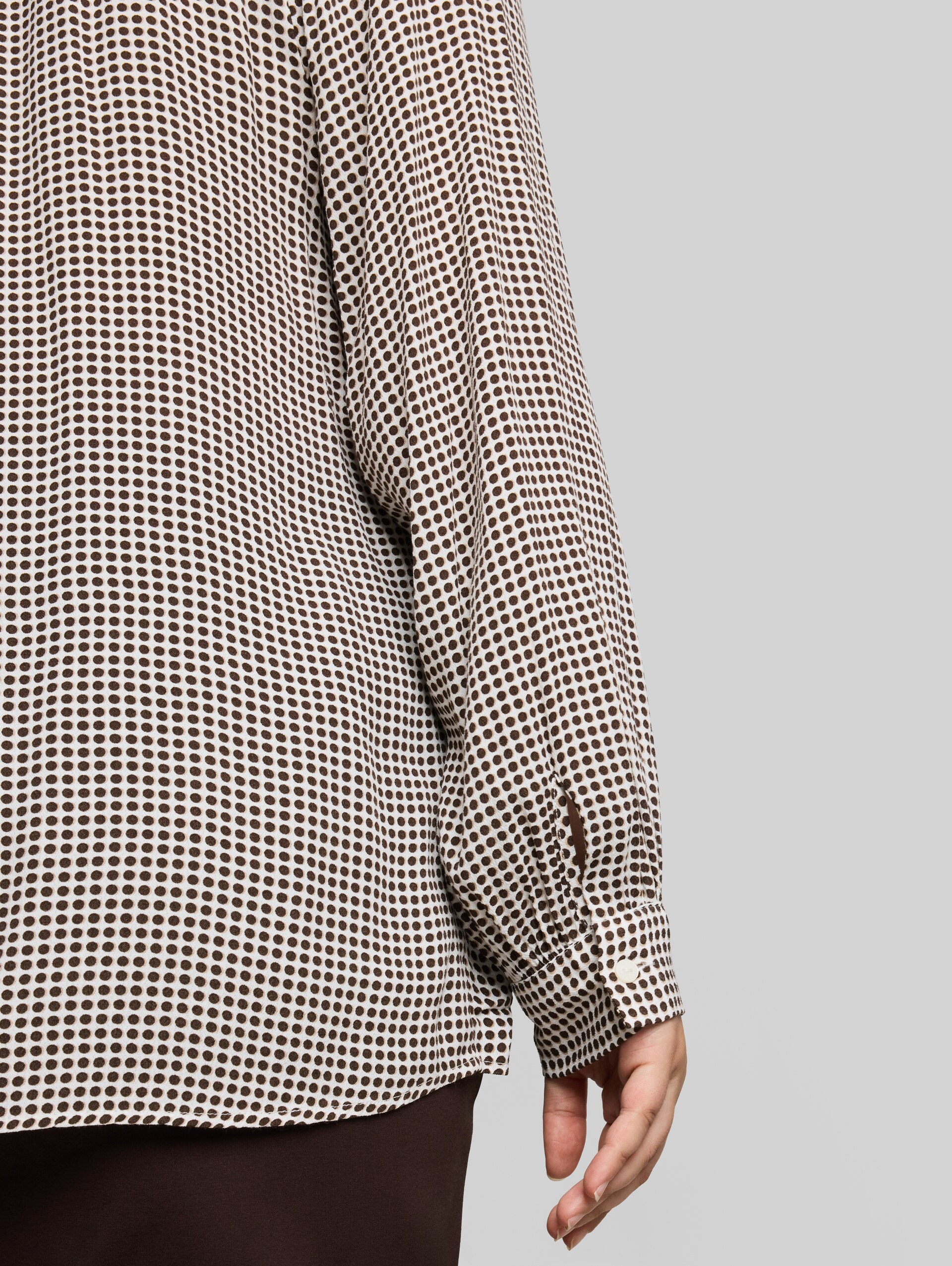 Plus Size - Chemisier en viscose - small brown dot print - Vue détaillée du modèle
