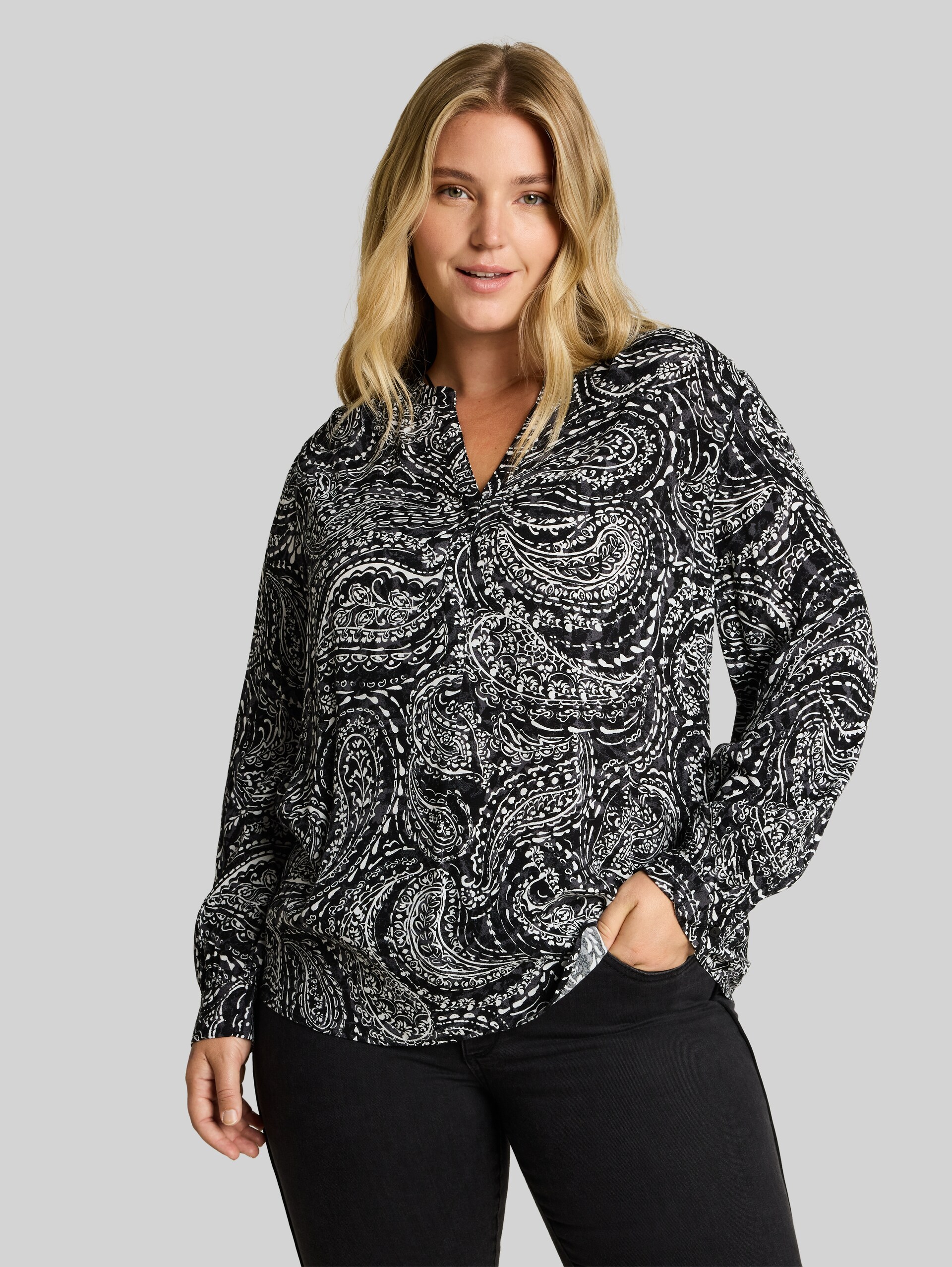 Plus Size - Bluse aus Viskose - black paisley - Ausschnitt Model-Vorderansicht