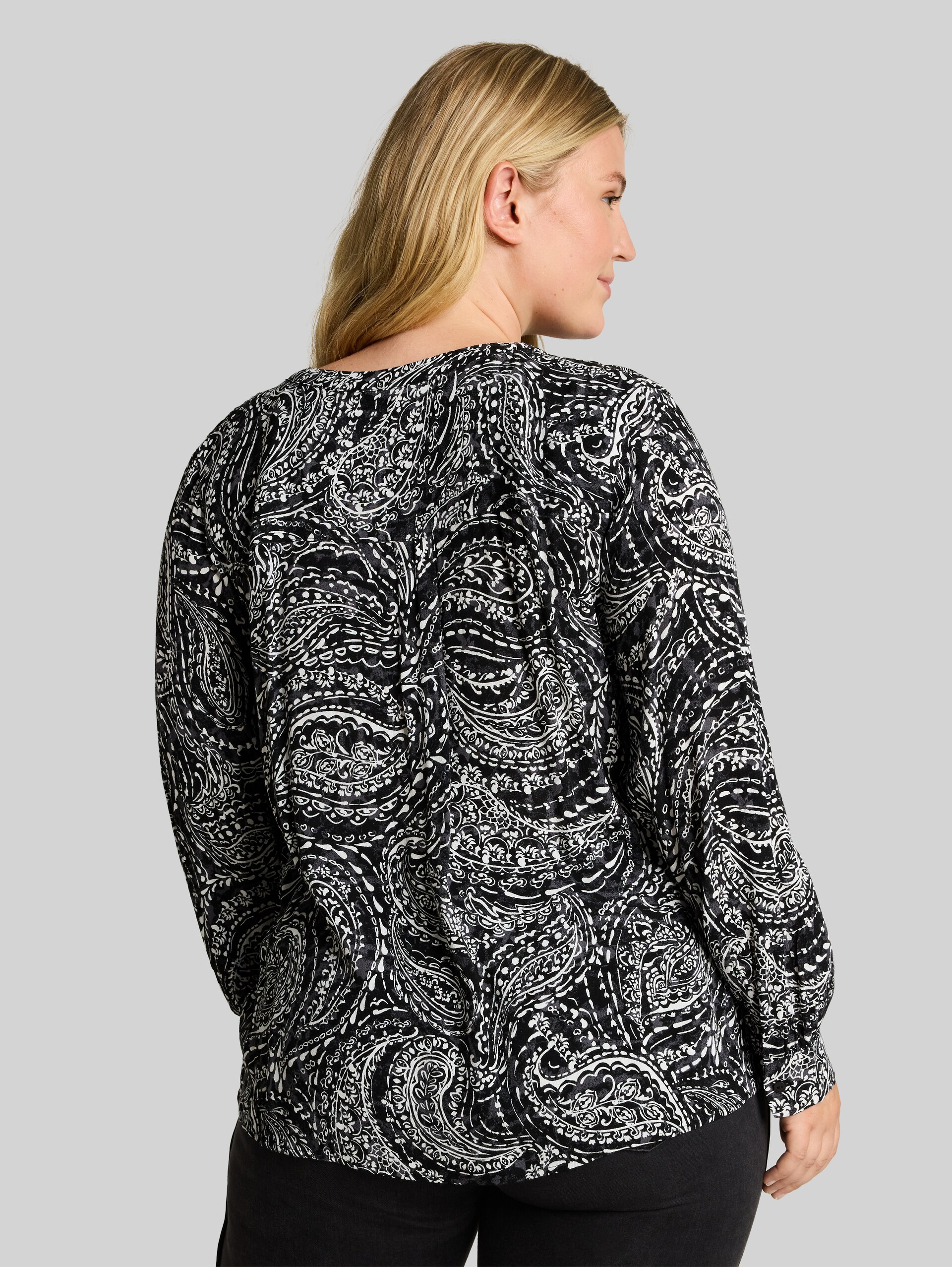 Plus Size - Bluse aus Viskose - black paisley - Auschnitt Model-Rückansicht
