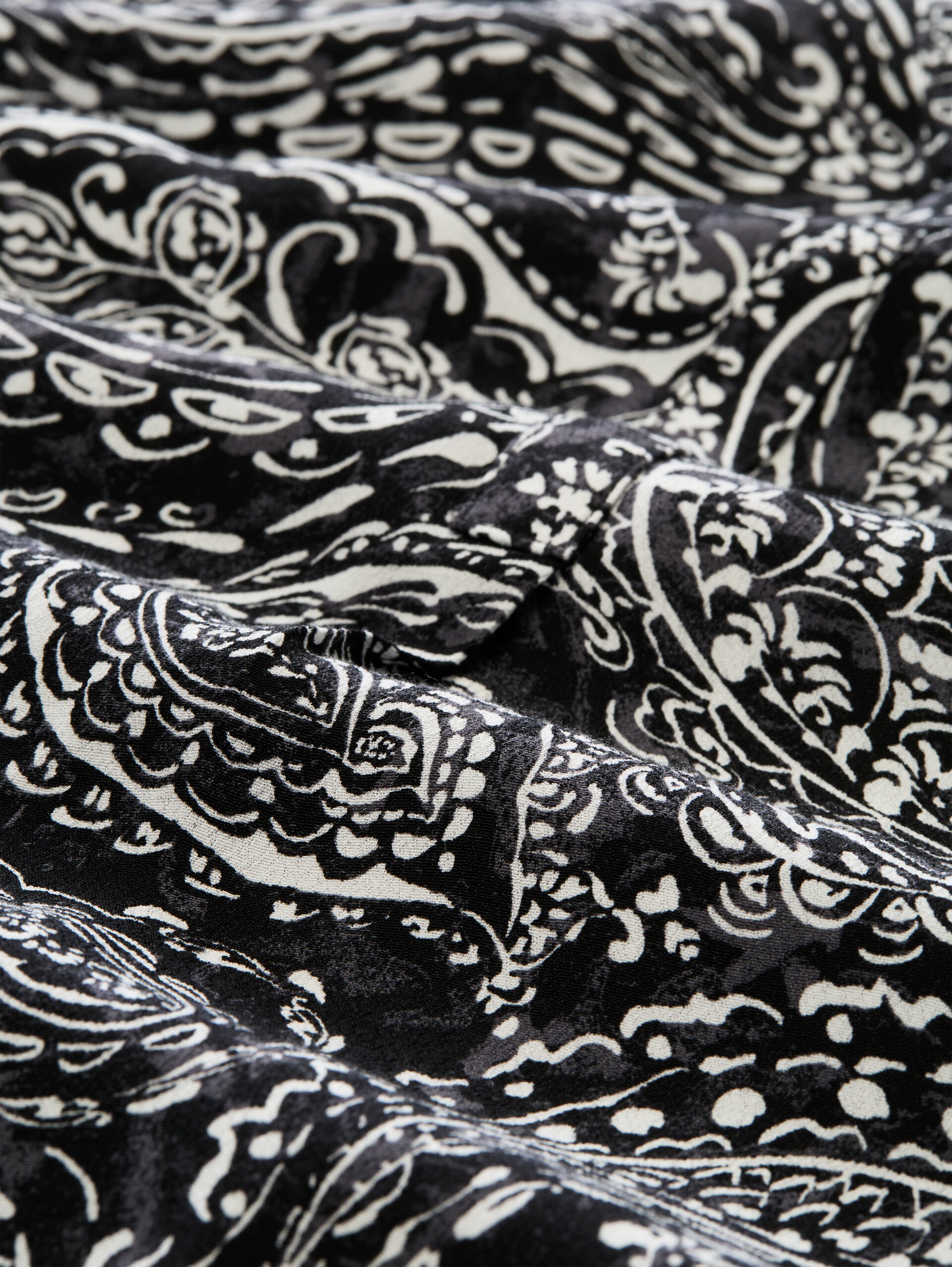 Plus Size - Bluse aus Viskose - black paisley - Material-Ansicht