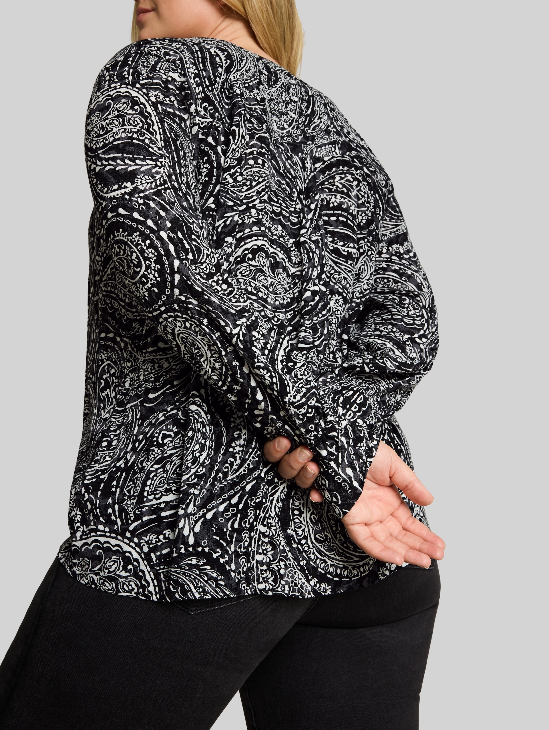 Plus Size - Bluse aus Viskose - black paisley - Detail-Model-Ansicht