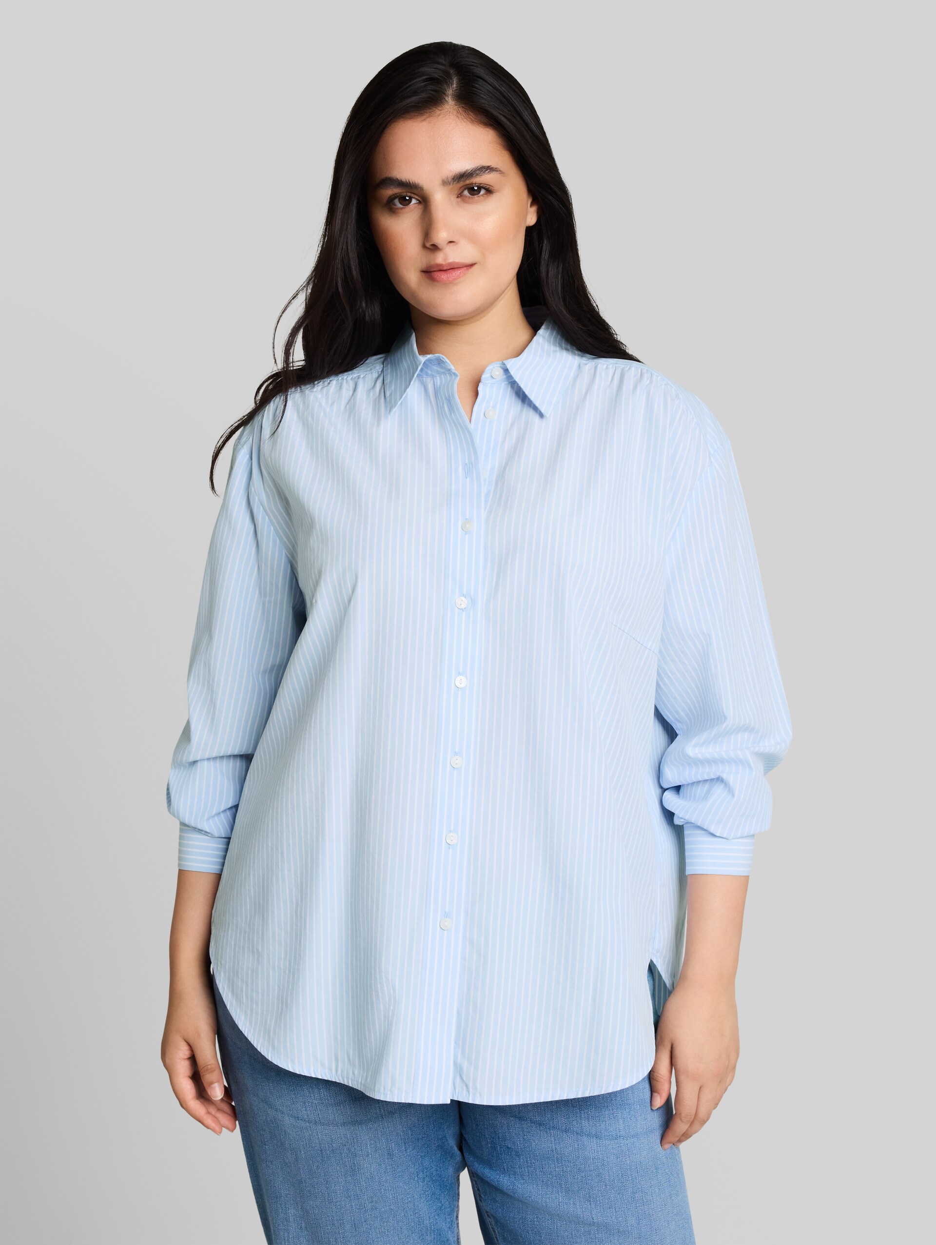 Plus Size - Loose Fit Popeline Hemdbluse - mid blue white stripe - Ausschnitt Model-Vorderansicht