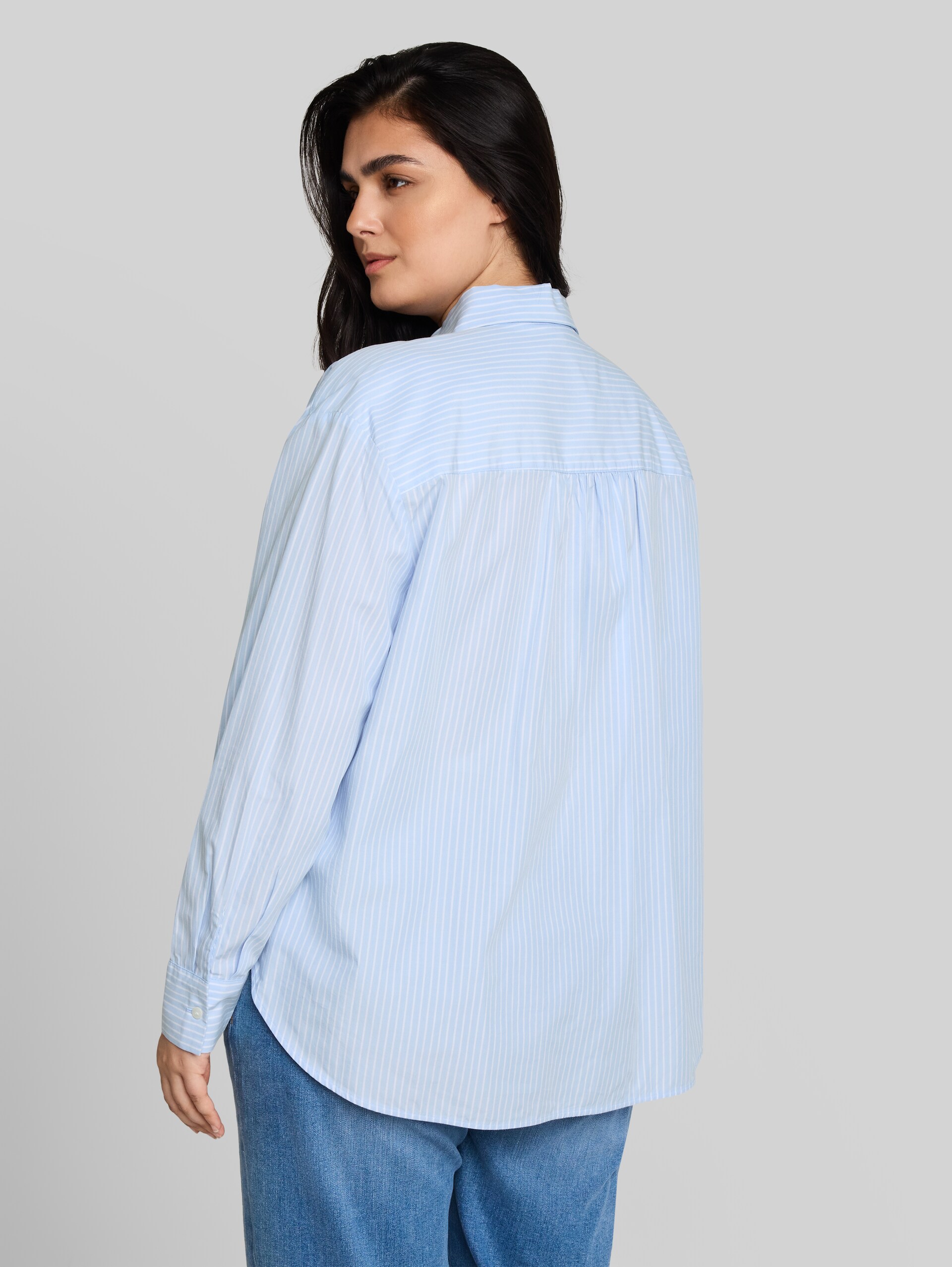 Plus Size - Loose Fit Popeline Hemdbluse - mid blue white stripe - Auschnitt Model-Rückansicht