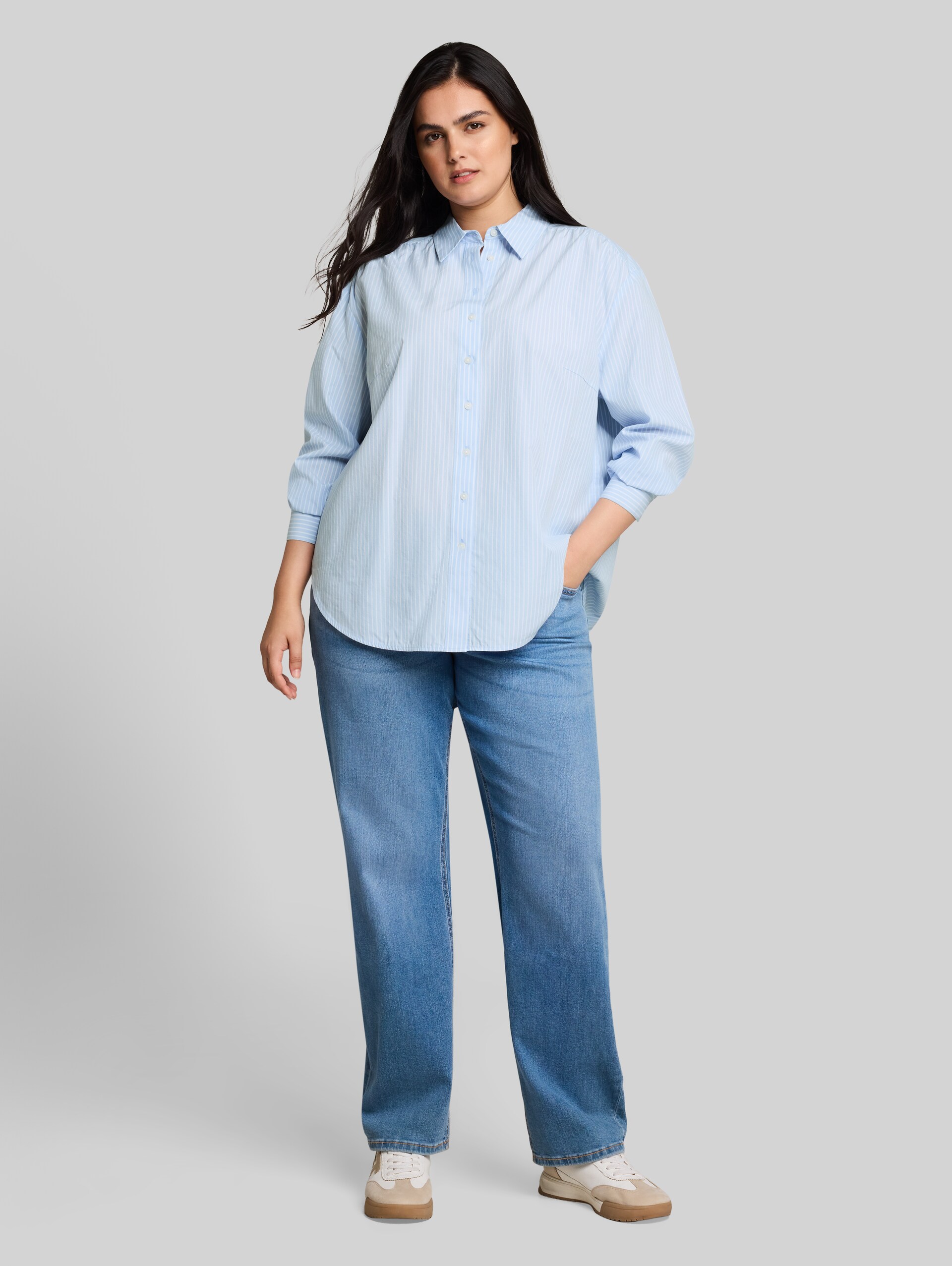 Plus Size - Loose Fit Popeline Hemdbluse - mid blue white stripe - Model-Vorderansicht