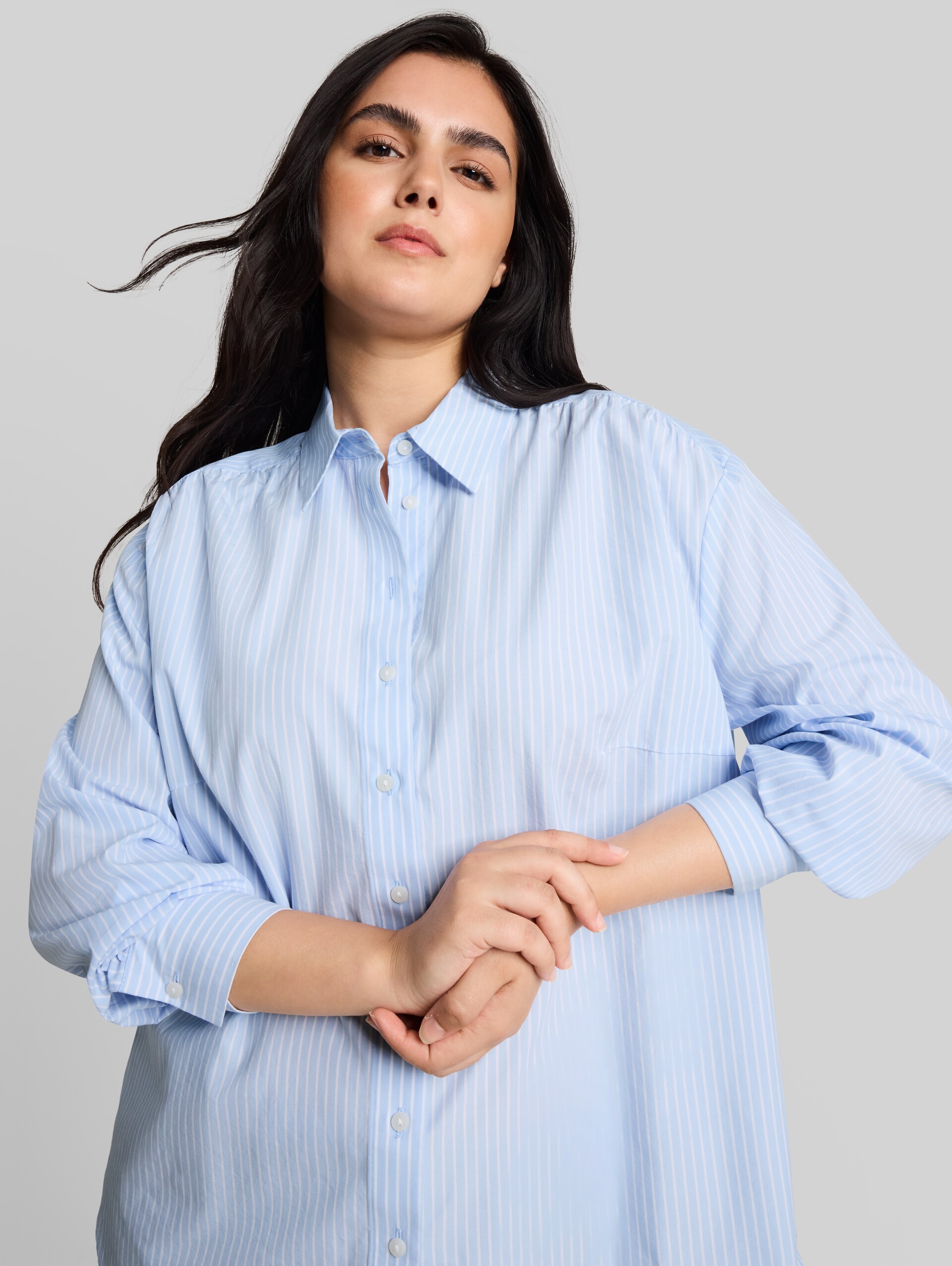 Plus Size - Loose Fit Popeline Hemdbluse - mid blue white stripe - Detail-Model-Ansicht