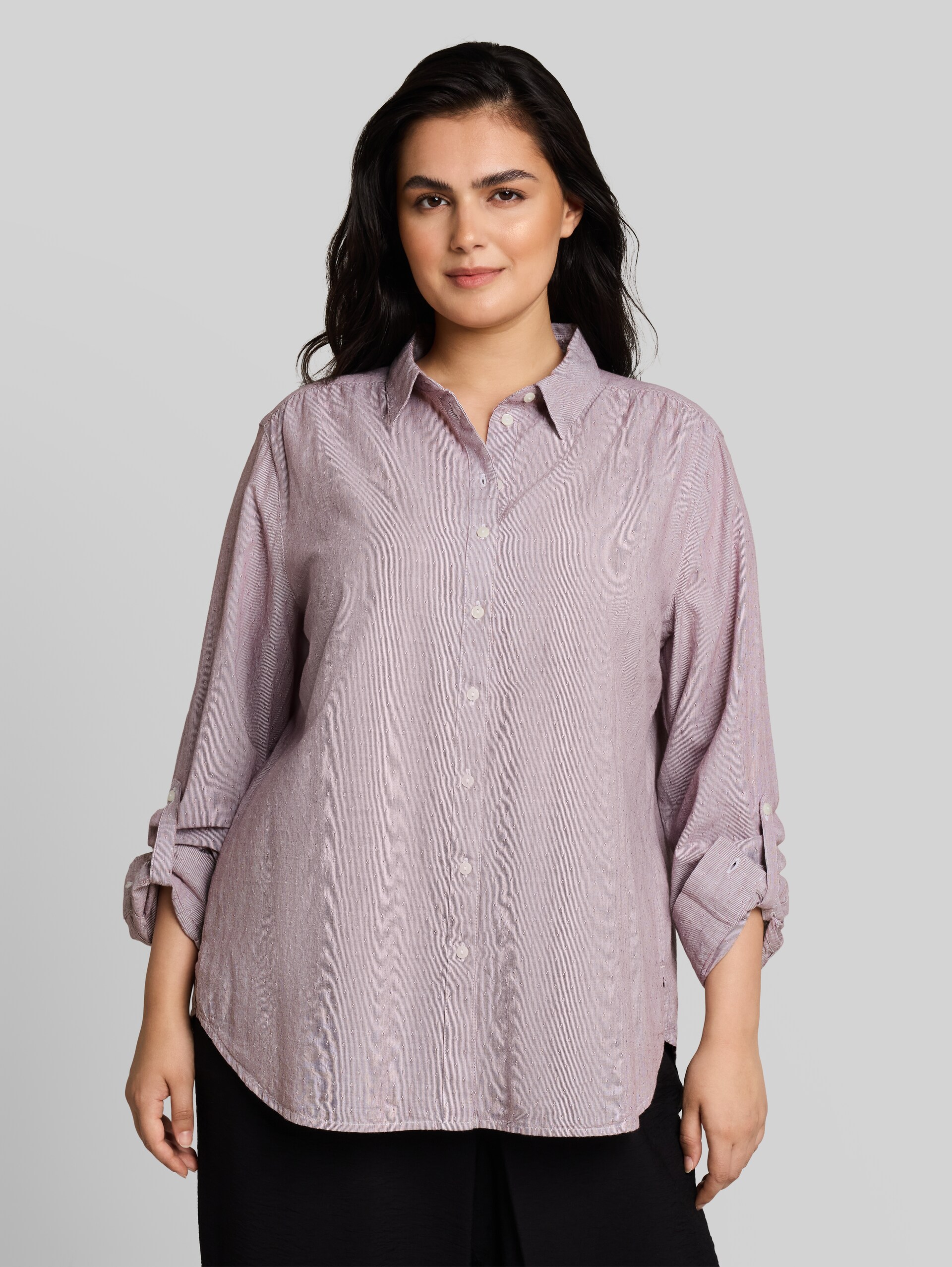 Plus Size - Hemdbluse mit Turn-up-Funktion - preppy plum dobby - Ausschnitt Model-Vorderansicht