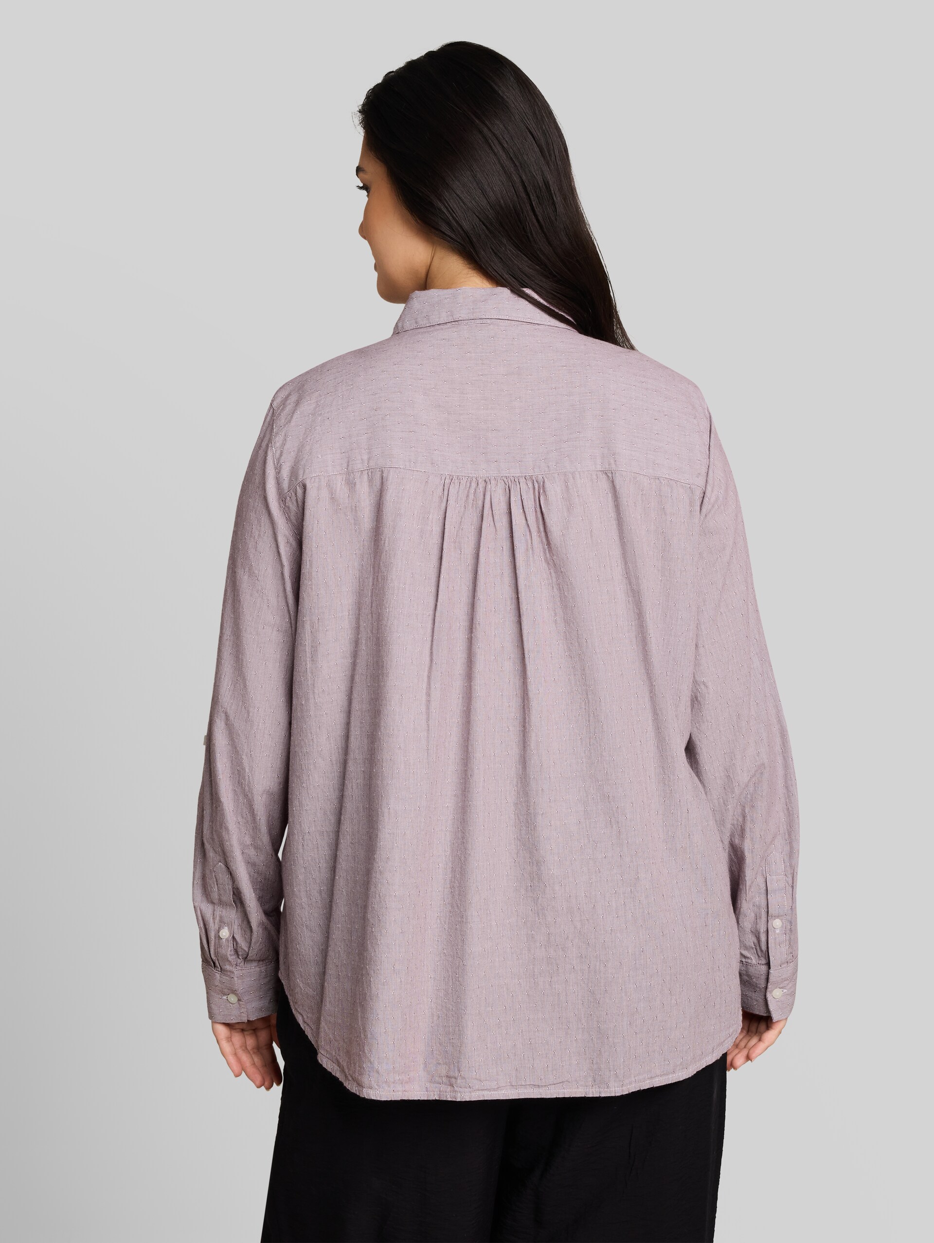 Plus Size - Hemdbluse mit Turn-up-Funktion - preppy plum dobby - Auschnitt Model-Rückansicht