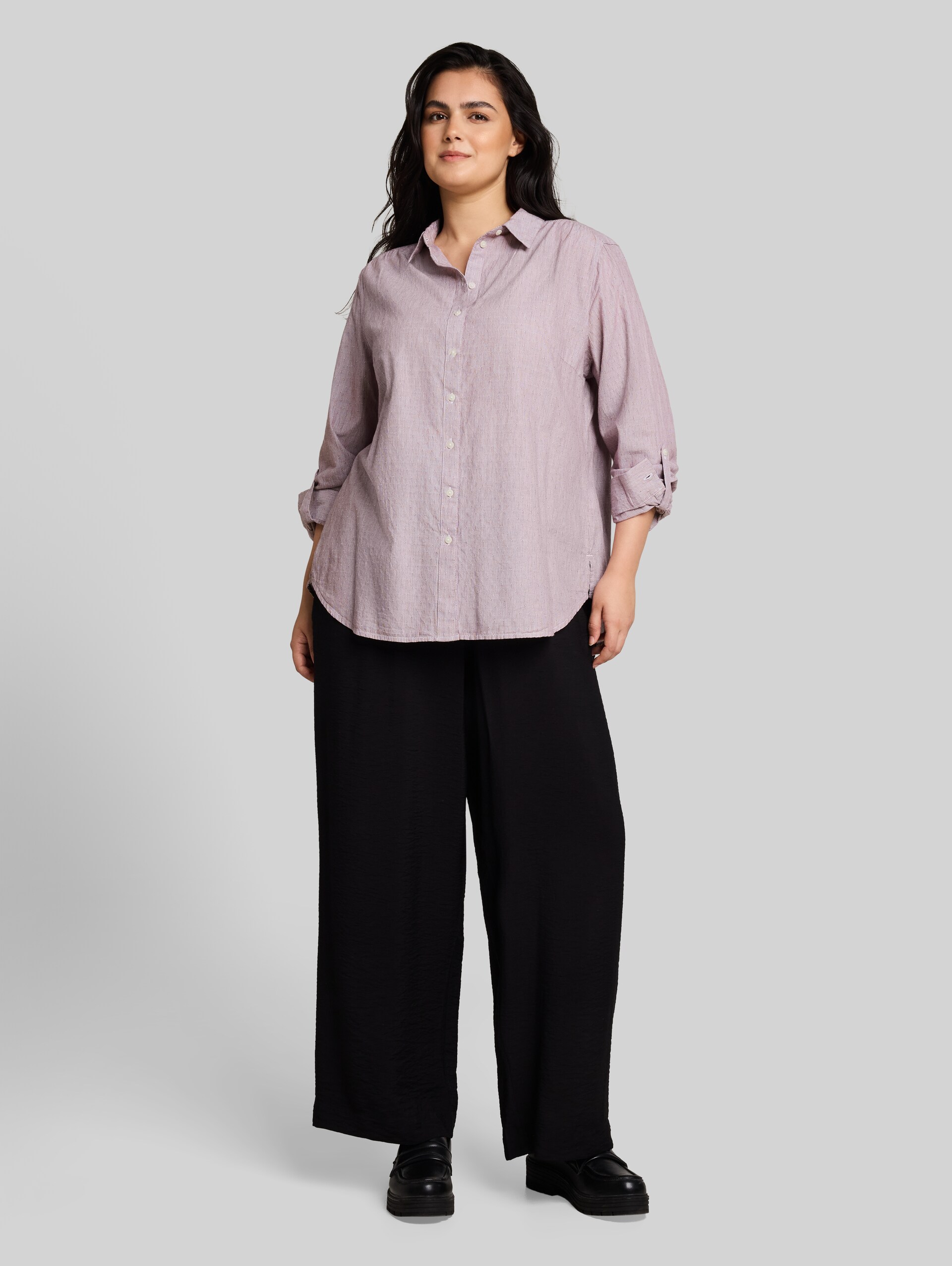 Plus Size - Hemdbluse mit Turn-up-Funktion - preppy plum dobby - Model-Vorderansicht