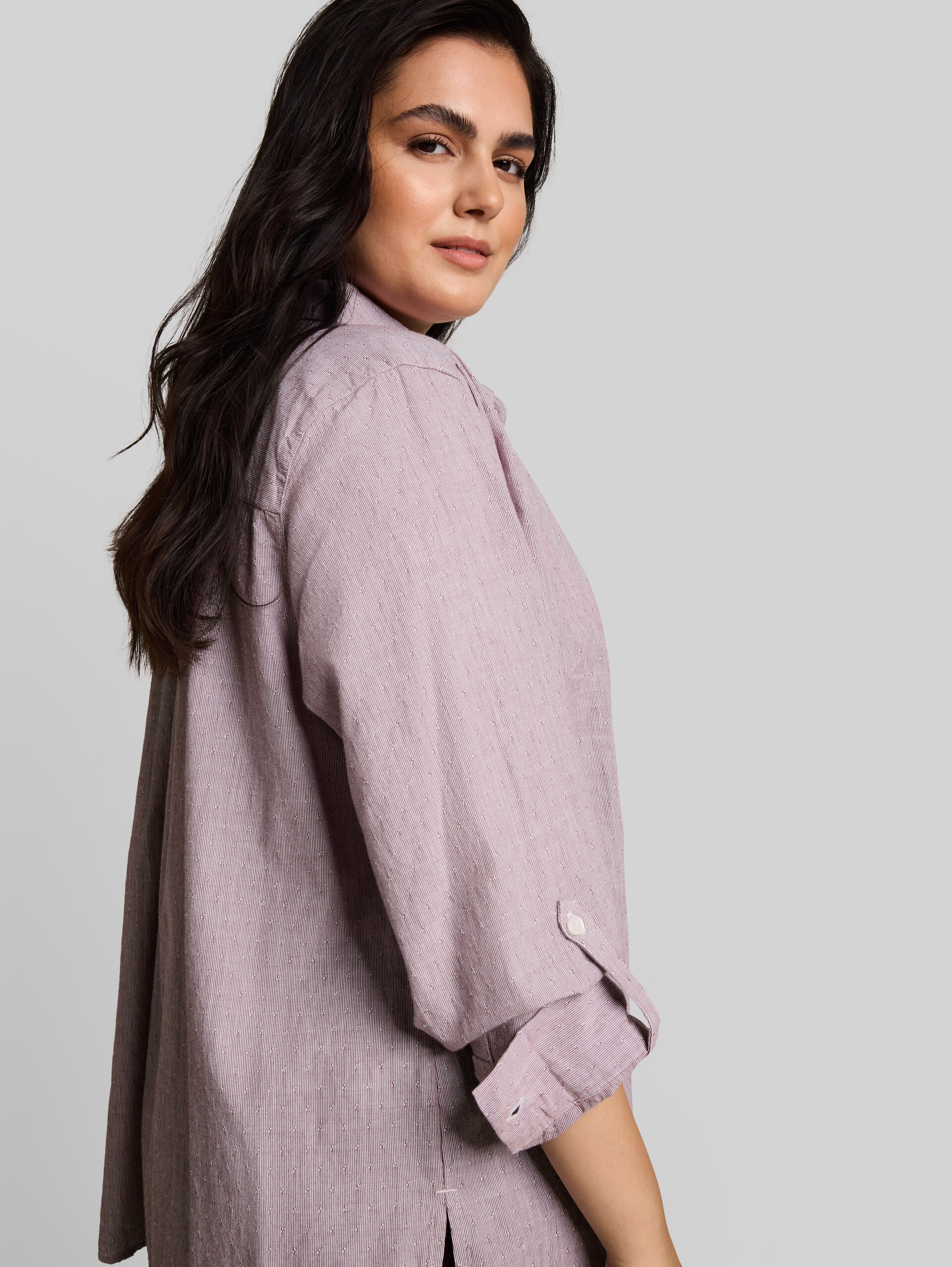 Plus Size - Hemdbluse mit Turn-up-Funktion - preppy plum dobby - Detail-Model-Ansicht